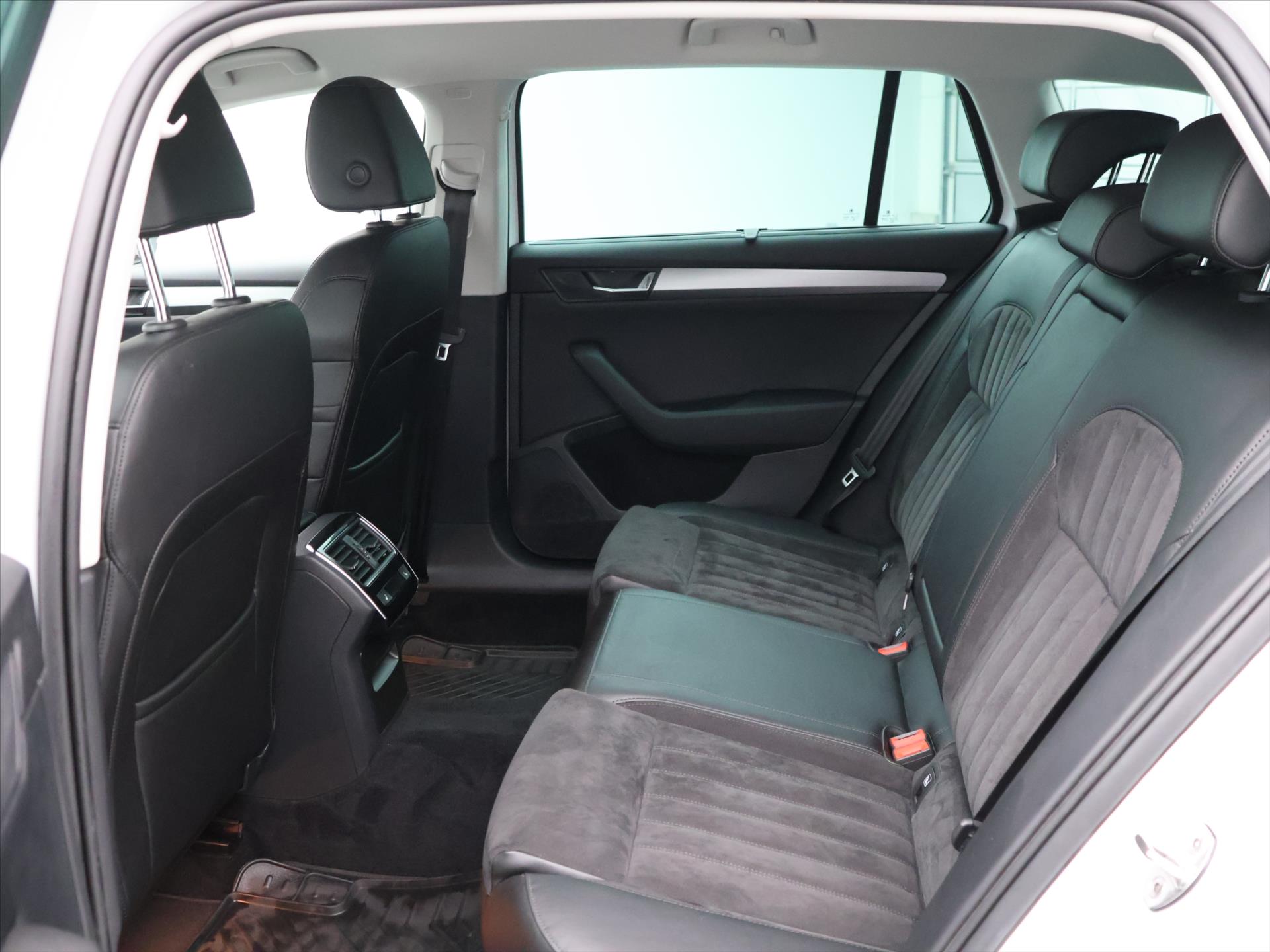 Škoda Superb Cz 2.0 TDI DSG 110 kW rok 2016, 143 493 km, Česko — foto 14 z 45