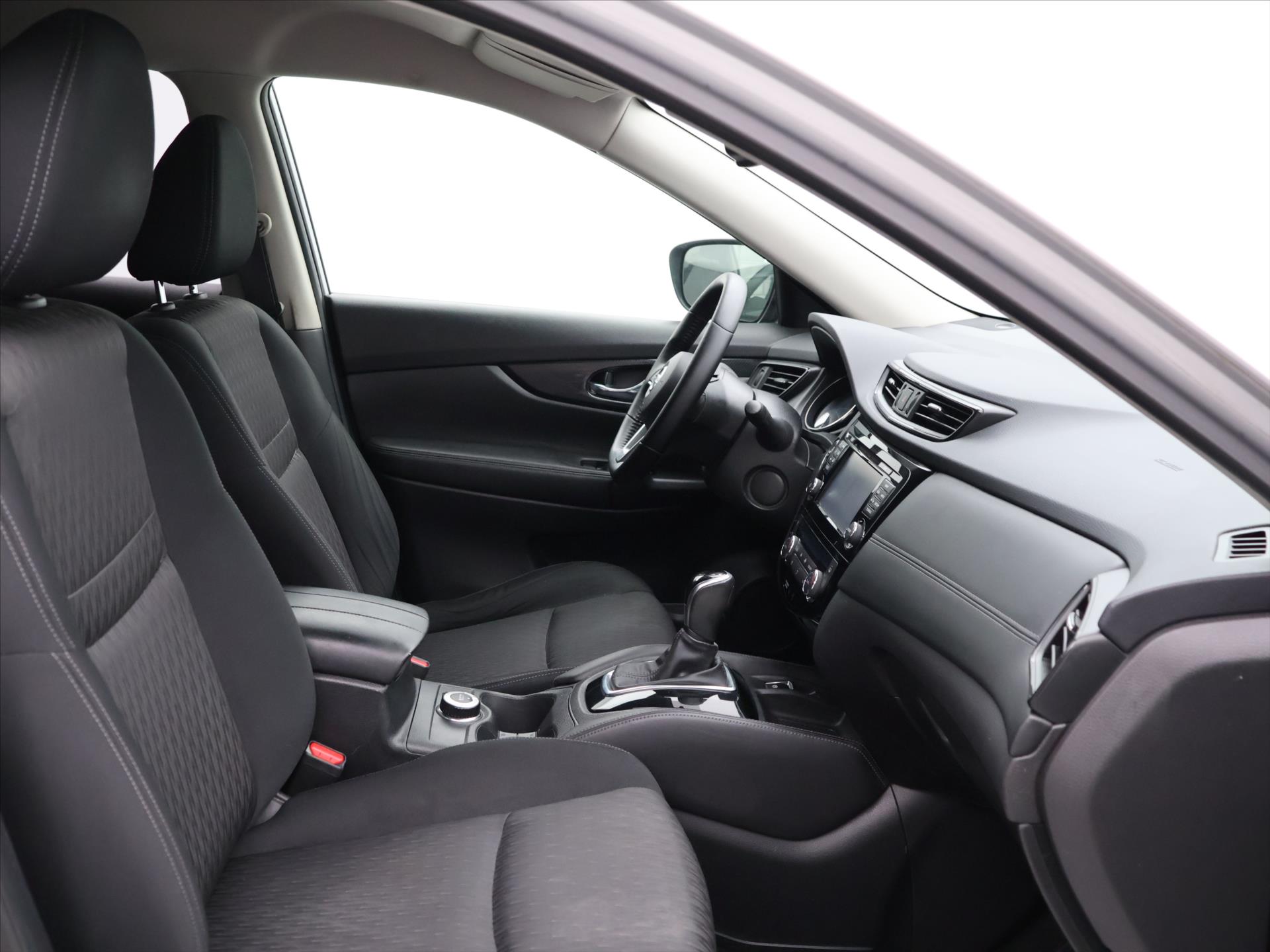 Nissan X-Trail AWD 2.0 dCi 130 kW rok 2018, 200 342 km, Česko — foto 11 z 36