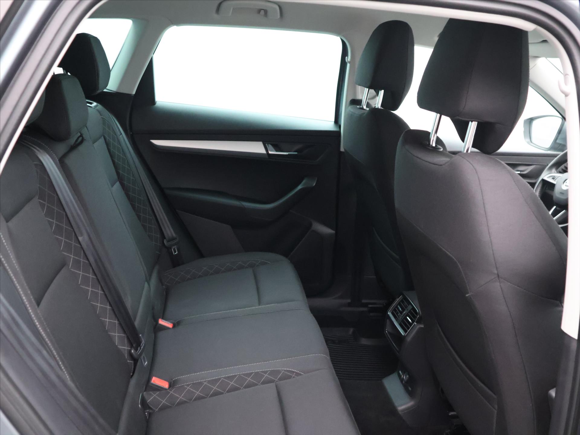 Škoda Karoq 1,6 TDI 85kW rok 2019, 178 463 km, Česko — foto 13 z 37