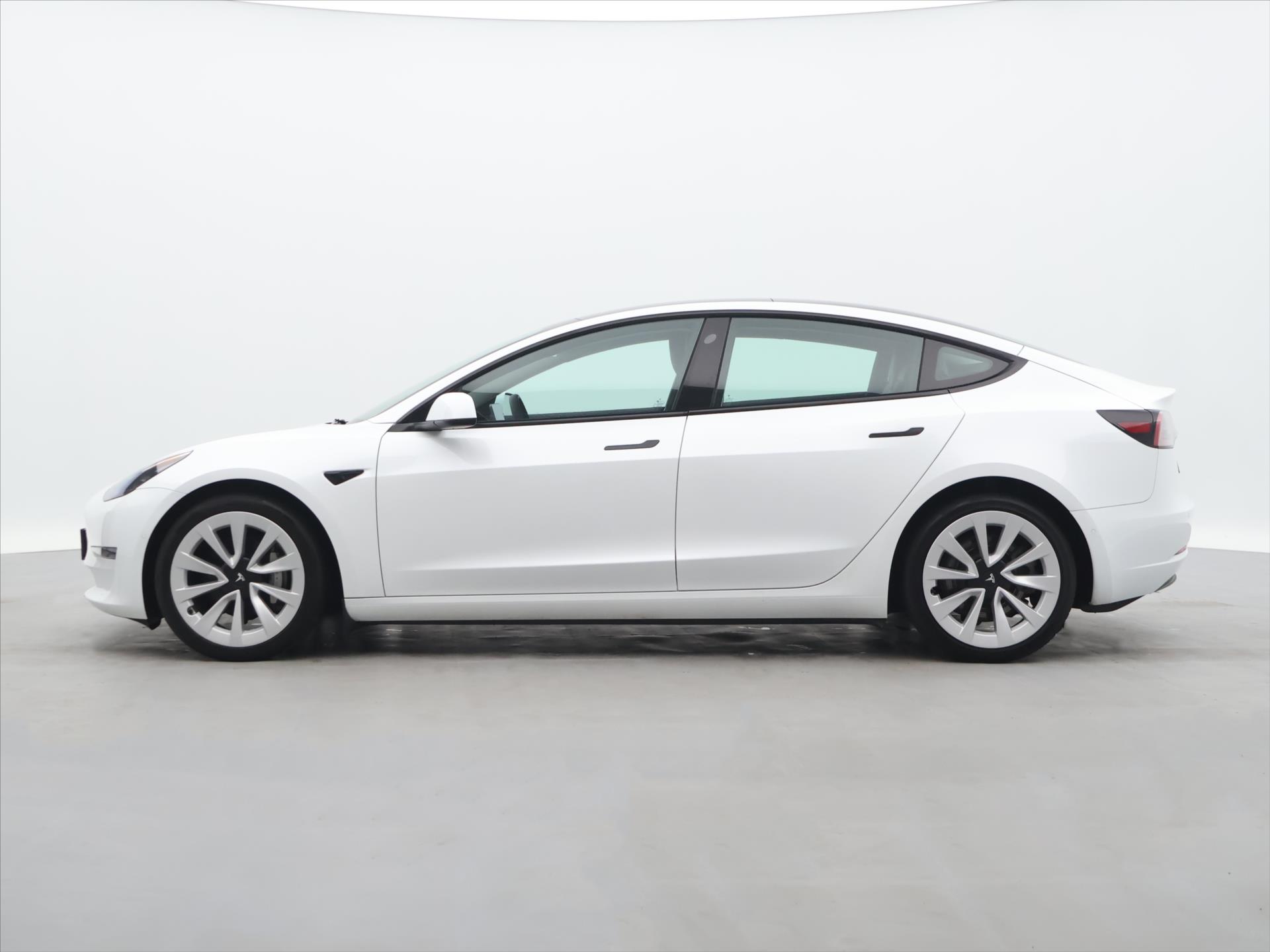 Tesla Model 3 AWD 75kWh 366 kW automatic rok 2021, 117 353 km, Česko — foto 4 z 42