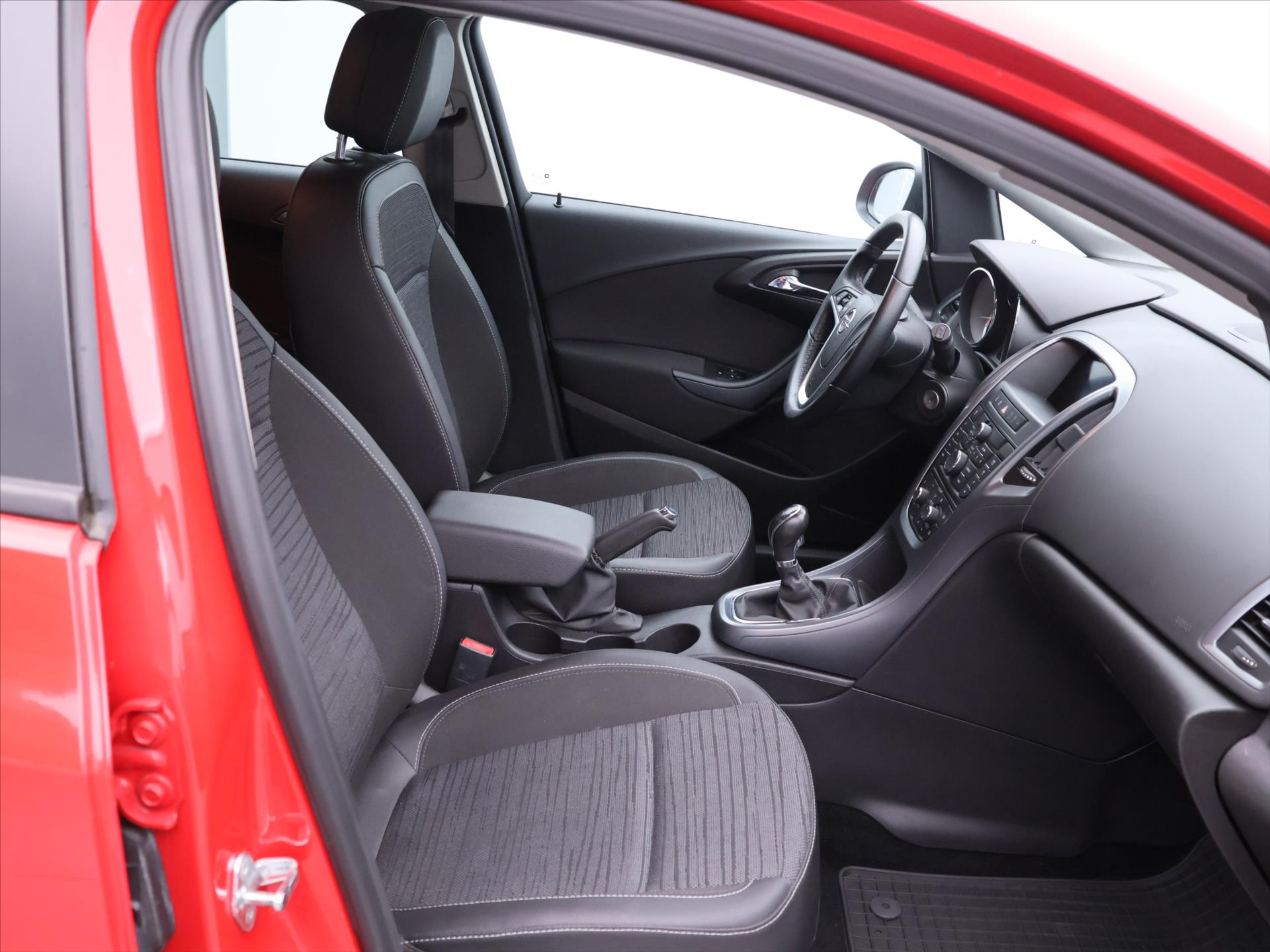 Opel Astra T Cz 1,4 88kW automatic rok 2015, 54 517 km, Česko — foto 11 z 35