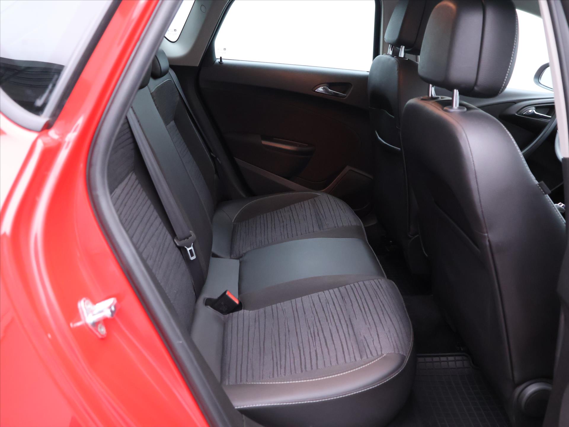 Opel Astra T Cz 1,4 88kW automatic rok 2015, 54 517 km, Česko — foto 12 z 35
