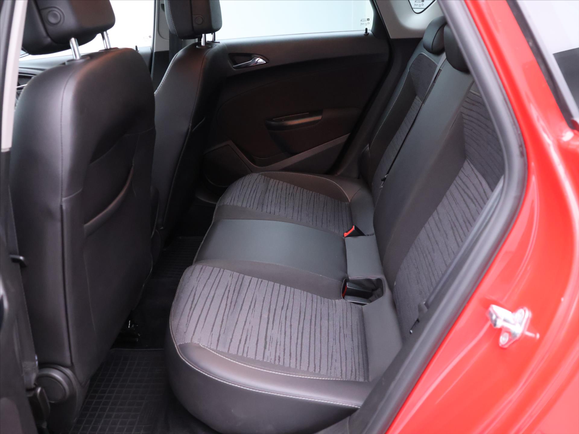 Opel Astra T Cz 1,4 88kW automatic rok 2015, 54 517 km, Česko — foto 13 z 35
