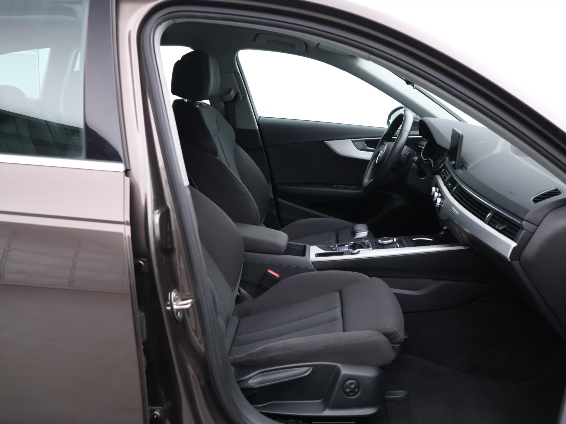 Audi a4 quattro 2.0 TDI 2,0 140kW rok 2016, 225 715 km, Česko — foto 12 z 39