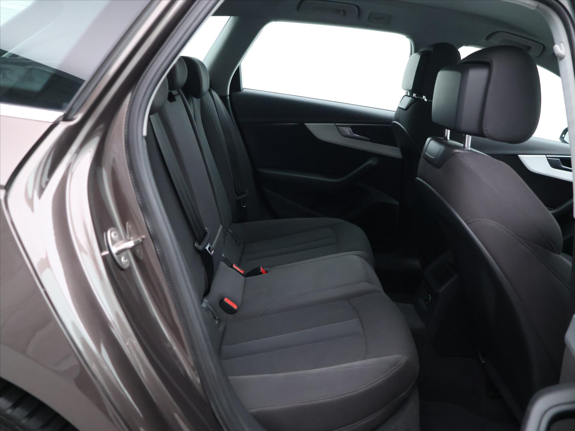 Audi a4 quattro 2.0 TDI 2,0 140kW rok 2016, 225 715 km, Česko — foto 13 z 39
