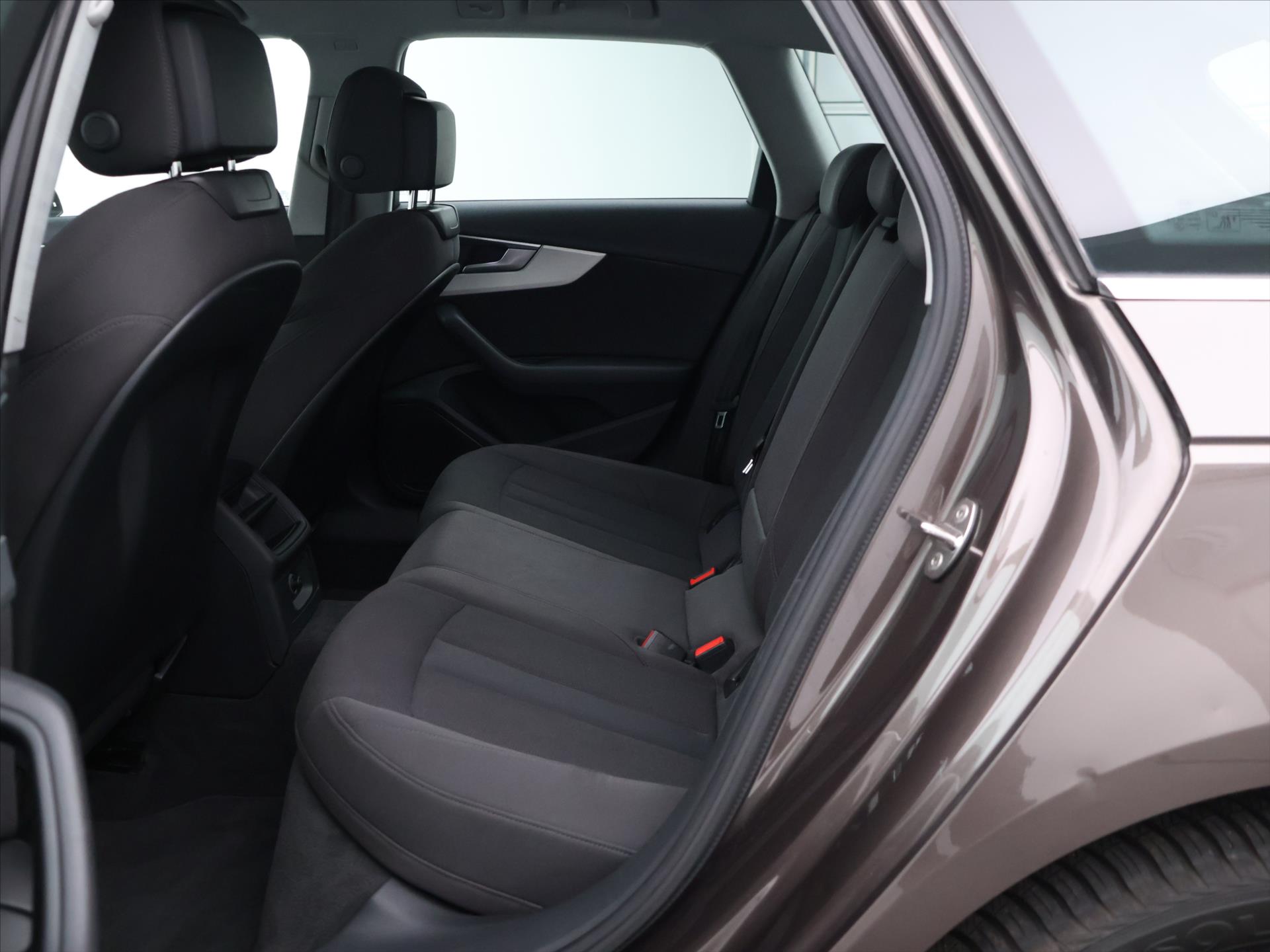 Audi a4 quattro 2.0 TDI 2,0 140kW rok 2016, 225 715 km, Česko — foto 14 z 39