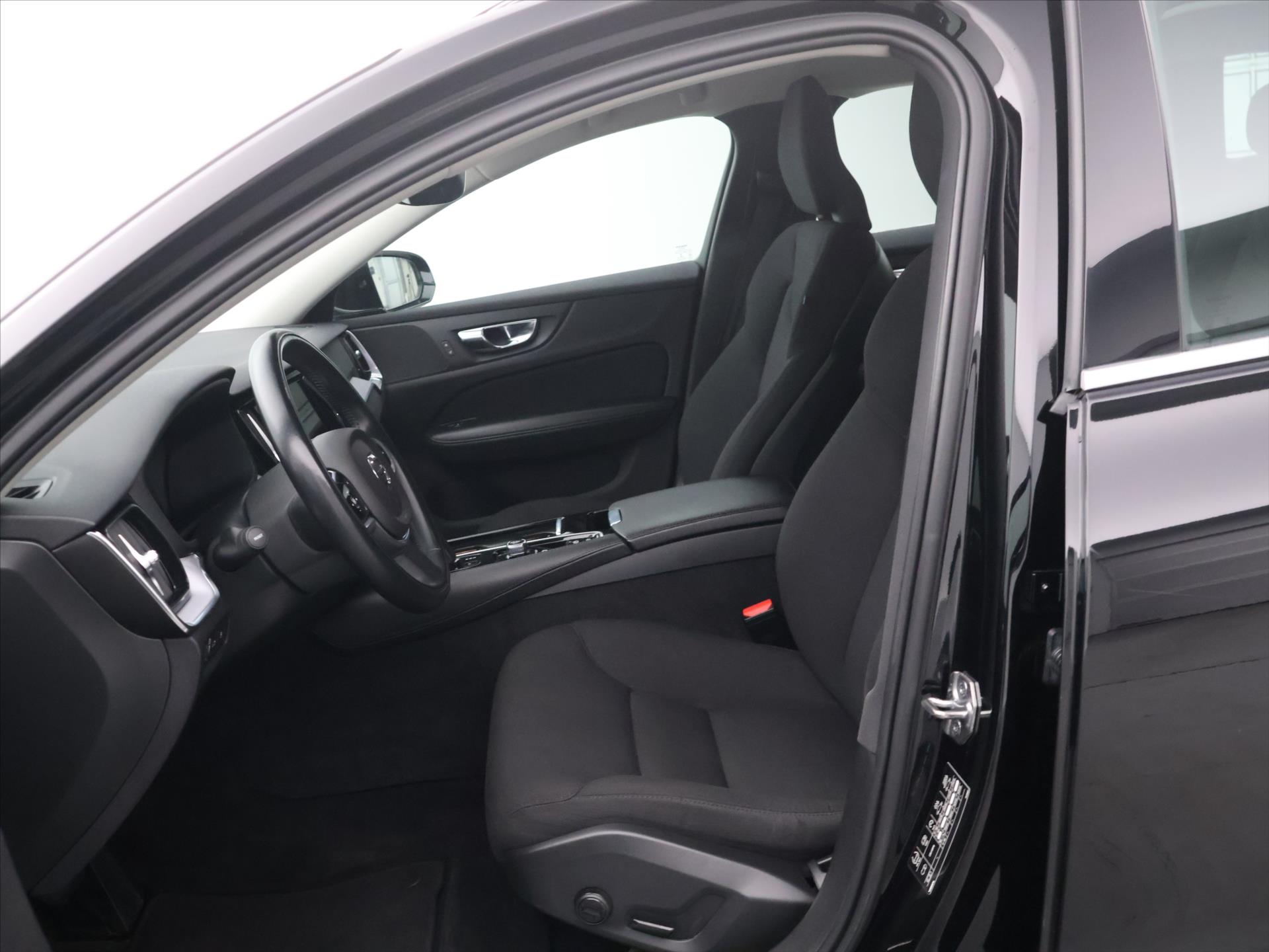 Volvo v60 4x4 2.0t 2,0 T 186kW rok 2021, 69 746 km, Česko — foto 10 z 36