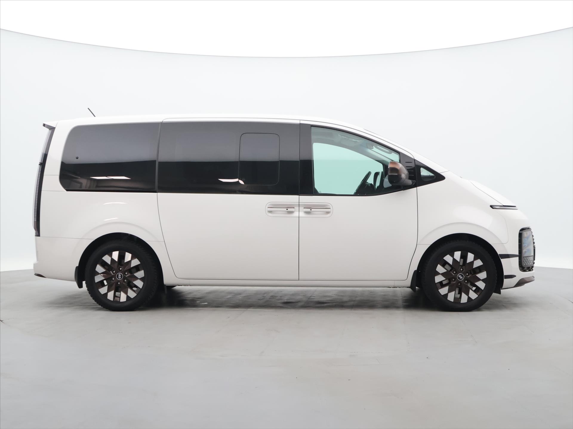 Hyundai Staria 4x4 2,2 CRDi 130kW rok 2021, 33 731 km, Česko — foto 8 z 45