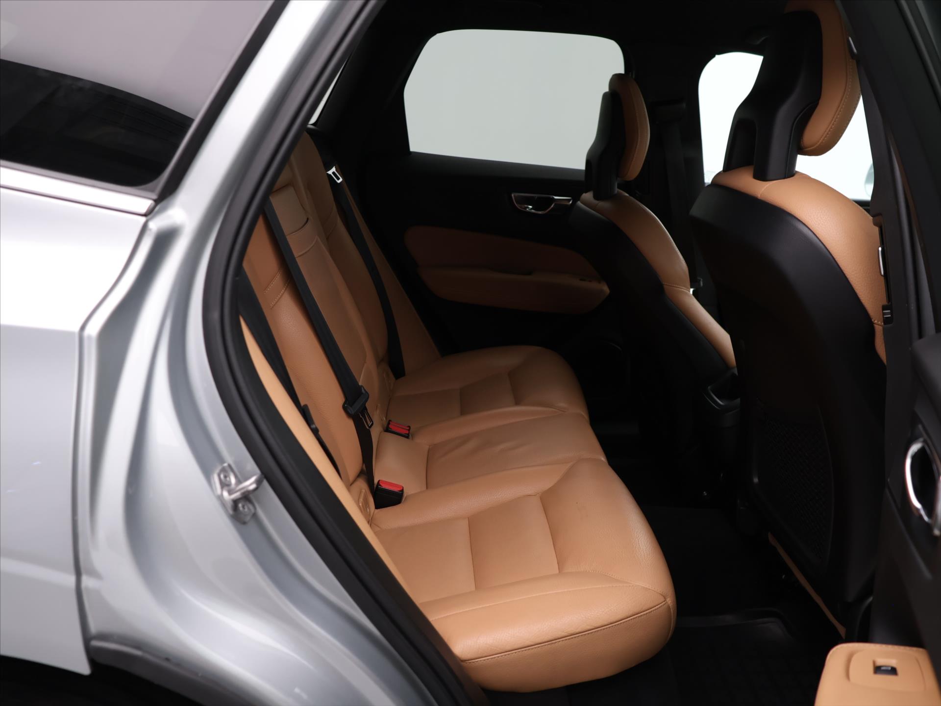 Volvo XC60 AWD 2,0 D 140kW rok 2018, 274 342 km, Česko — foto 13 z 37