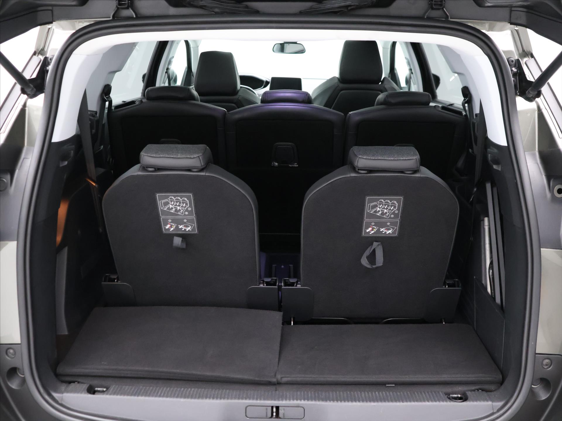 Peugeot Pt Allure Pano 1,2 96kW rok 2018, 96 000 km, Česko — foto 10 z 41
