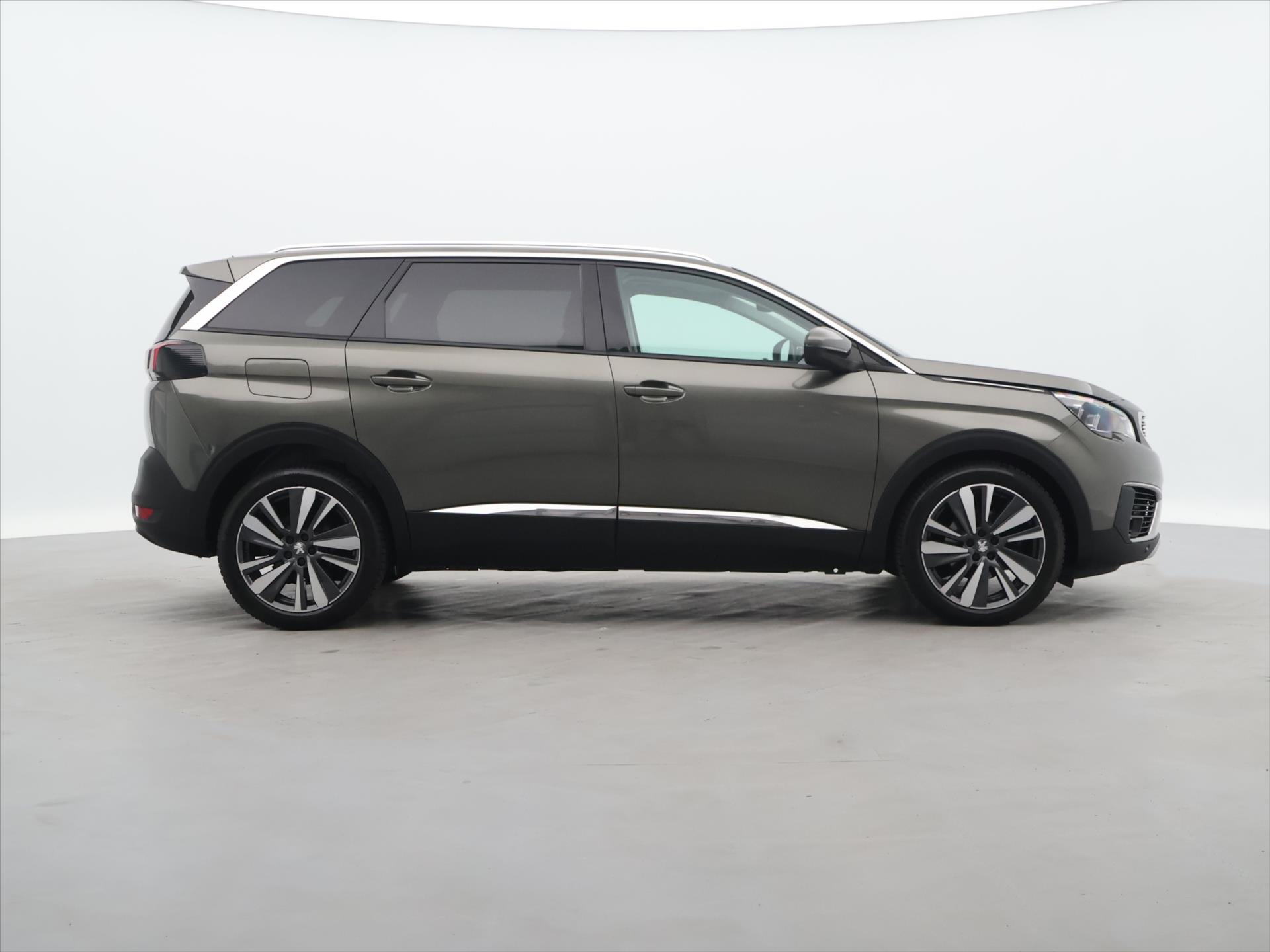 Peugeot Pt Allure Pano 1,2 96kW rok 2018, 96 000 km, Česko — foto 8 z 41