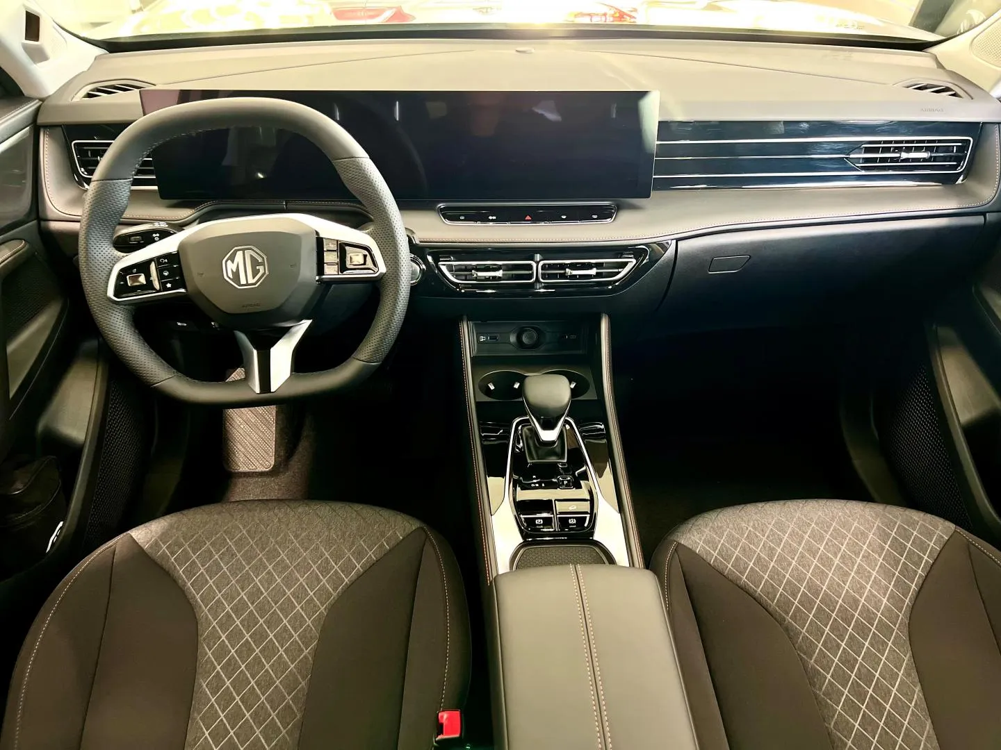 MG Osobní Hs 165 kW automat, Česko — foto 2 z 8