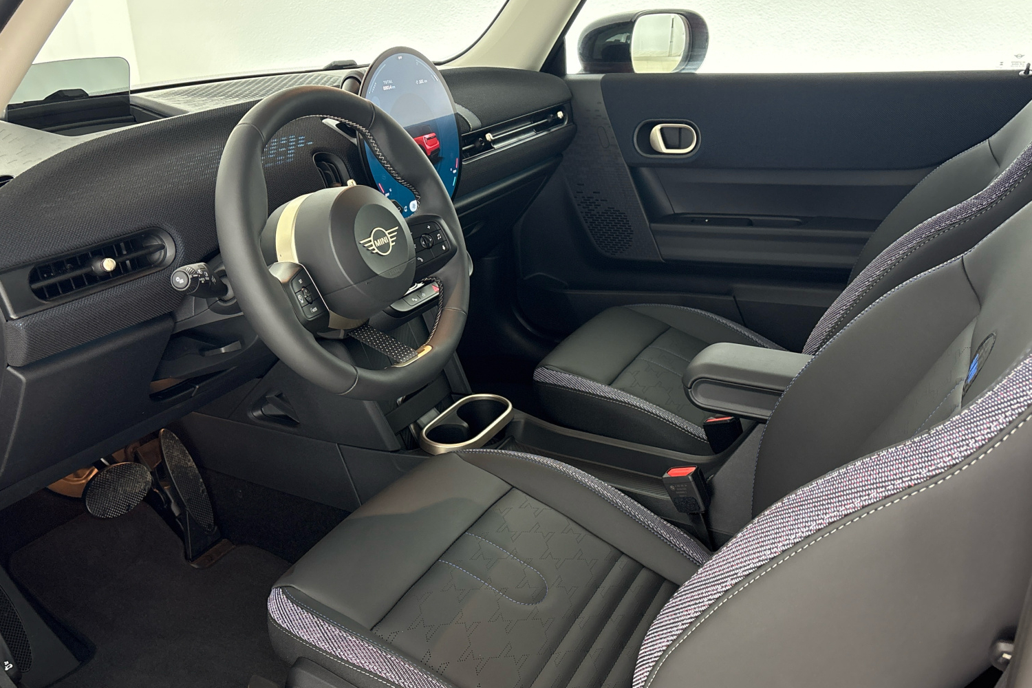 MINI Cooper C 156 kW automatic, 13 km, Czech Republic — foto 6 z 14