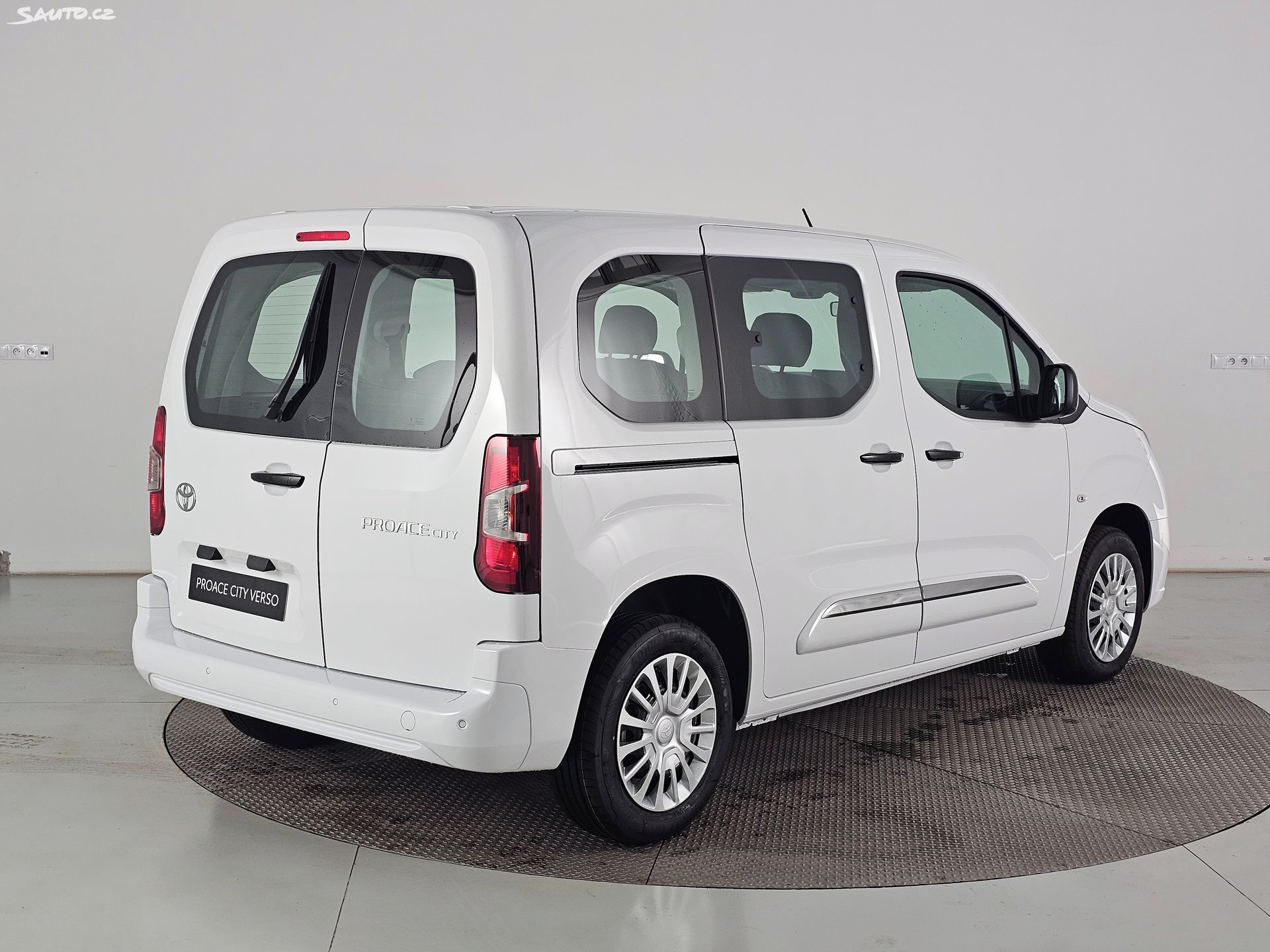 Vozy Proace City Verso 1.2 81 kW automatic, 5 km, Česko — foto 14 z 56