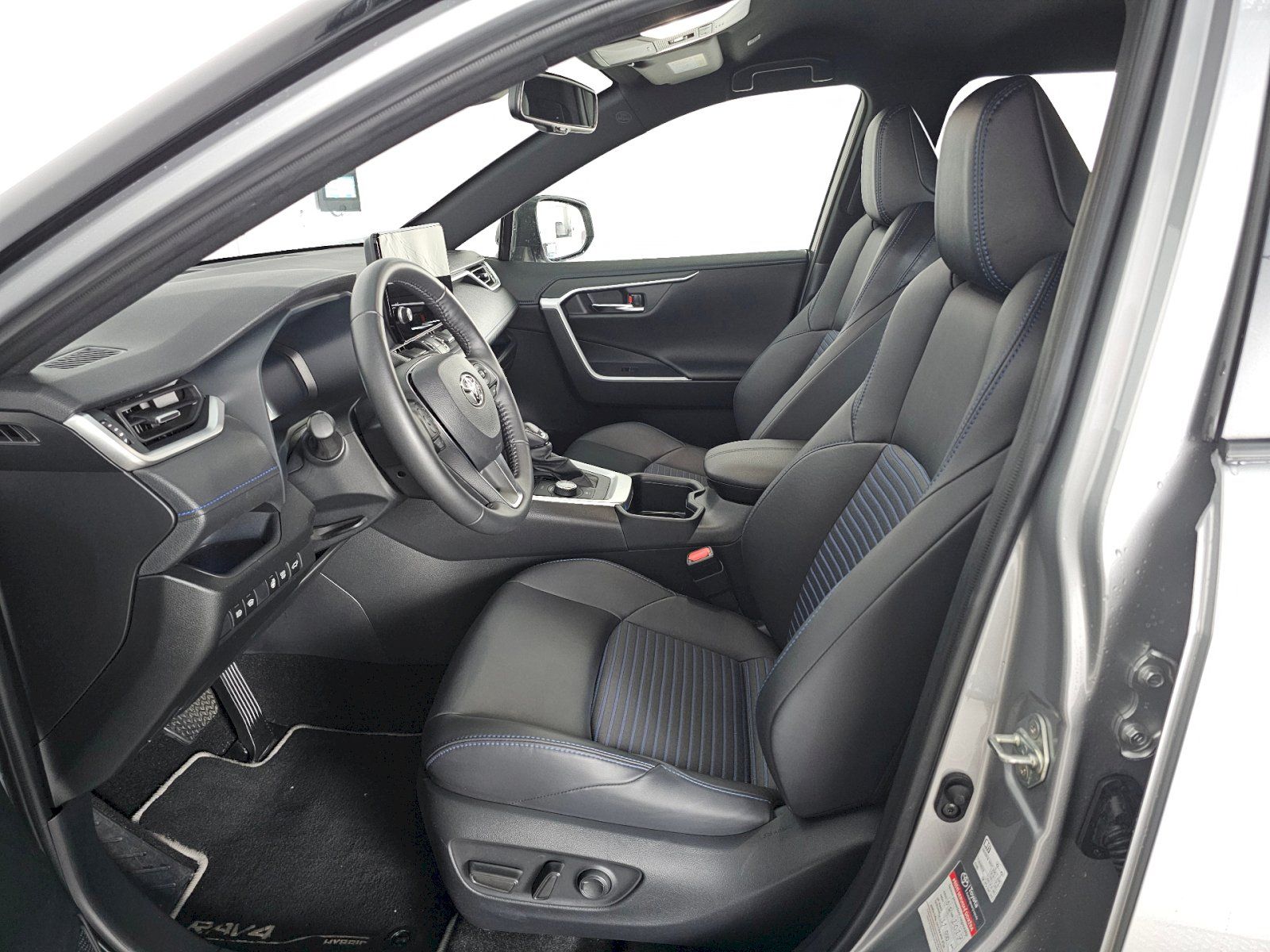 Vozy Rav4 4x4 2.5 183 kW automat, 26 352 km, Česko — foto 14 z 60