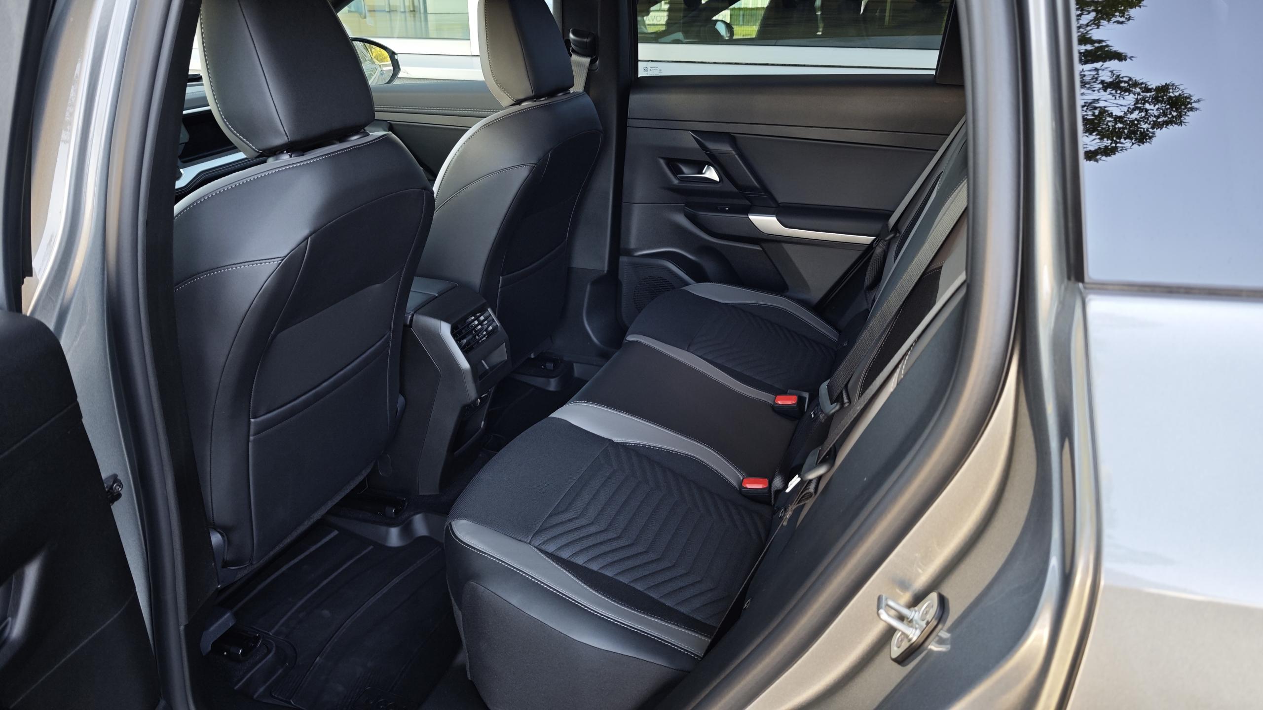 Jeep Compass First Edition 1,2 107 kW automat rok 2026, Česko — foto 12 z 38