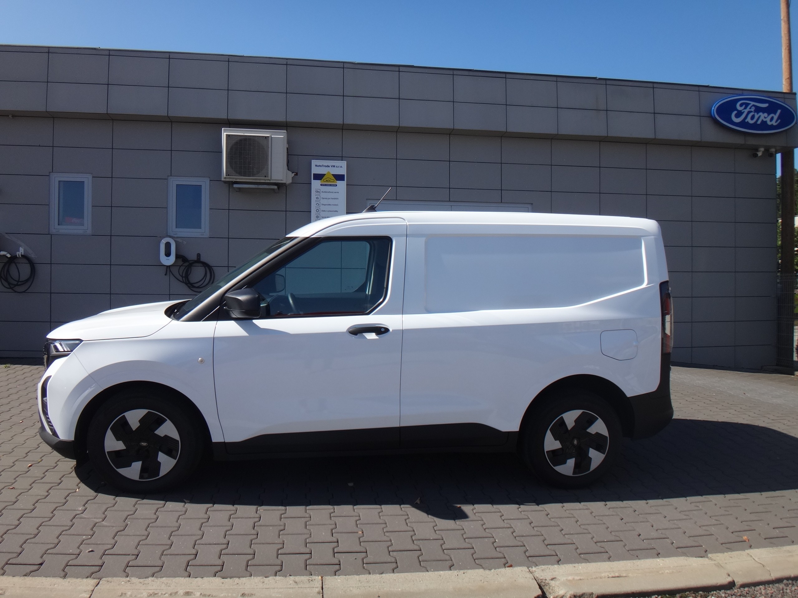 Ford Transit Courier E-Transit, Česko — foto 3 z 60