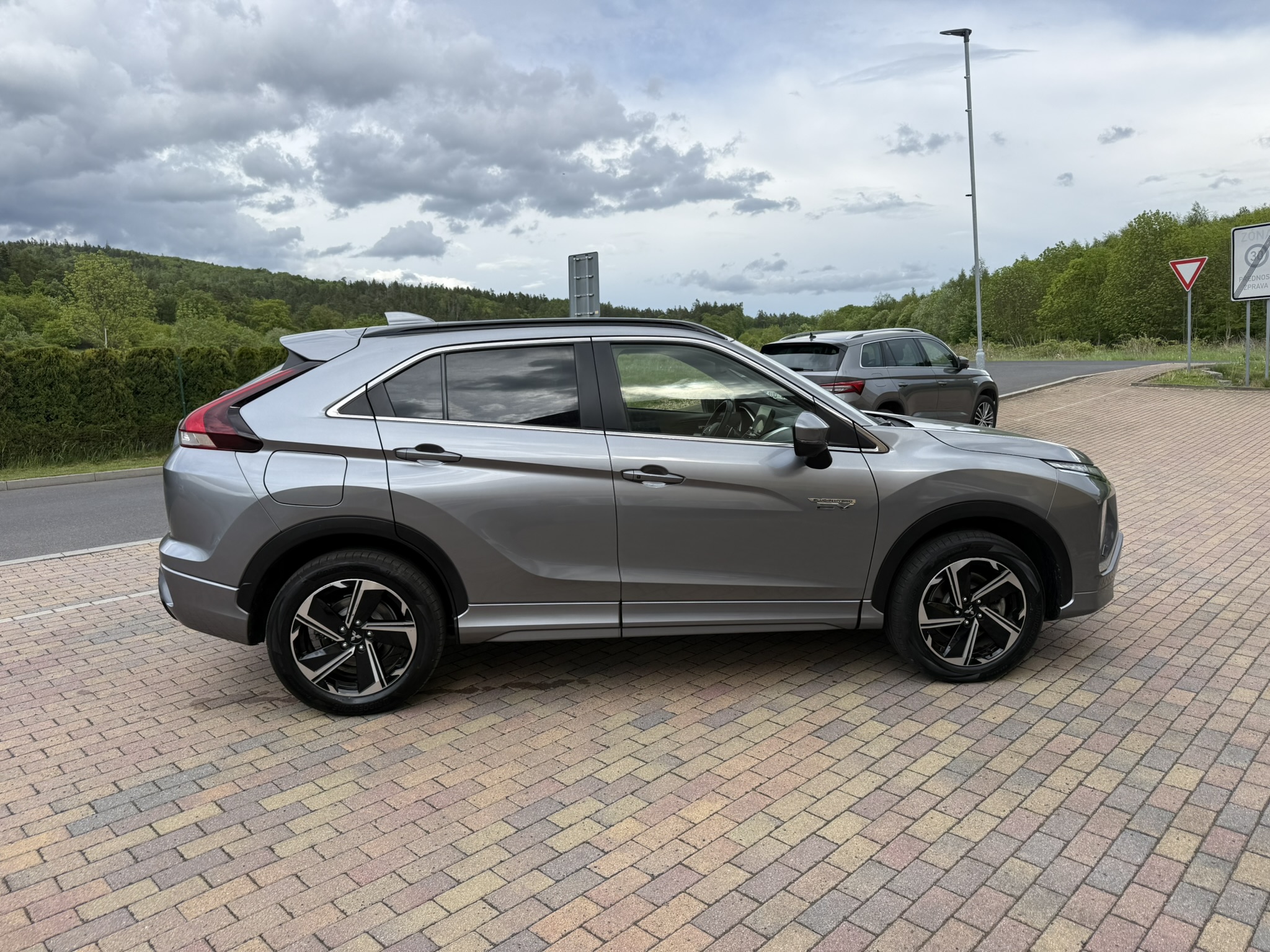 Mitsubishi Eclipse Cross 4x4 2.4 PHEV 138kW automat rok 2024, 75 176 km, Česko — foto 6 z 24