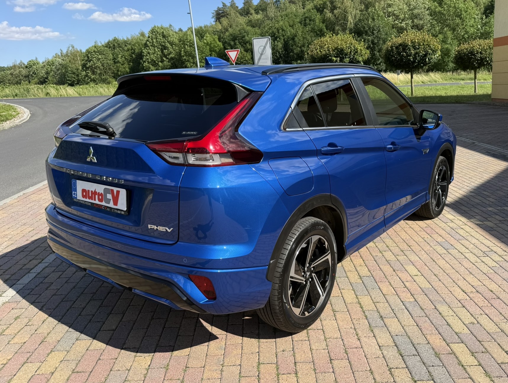 Mitsubishi Eclipse Cross 4x4 2.4 PHEV 138kW automat rok 2022, 30 906 km, Česko — foto 5 z 25