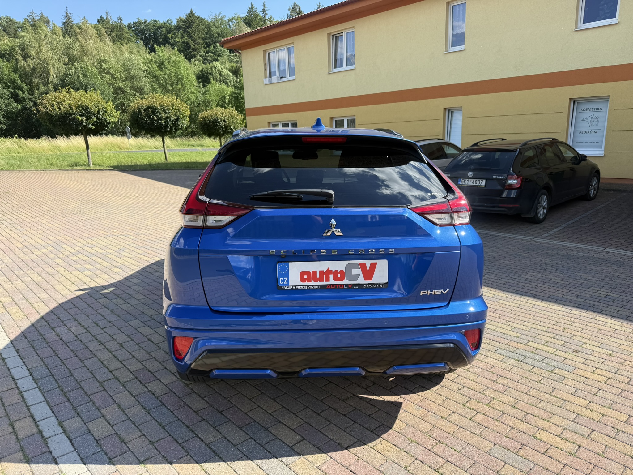 Mitsubishi Eclipse Cross 4x4 2.4 PHEV 138kW automat rok 2022, 30 906 km, Česko — foto 8 z 25