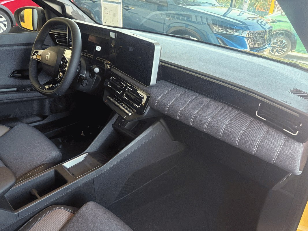 Renault 5 110 kW automatic, 2 km, Česko — foto 9 z 28