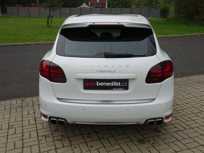 Porsche Cayenne 4,8 tiptronic 234 294 kW rok 2012, 172 905 km, Česko — foto 9 z 56