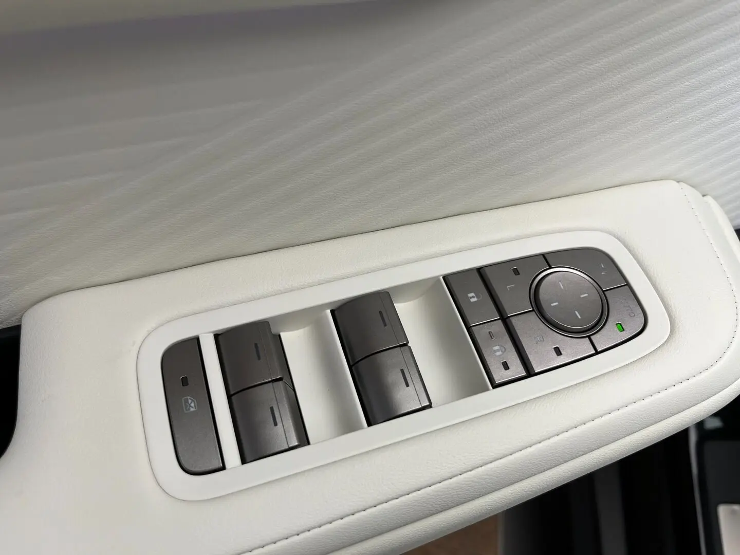 Lexus Es 500e automat, Česko — foto 14 z 31