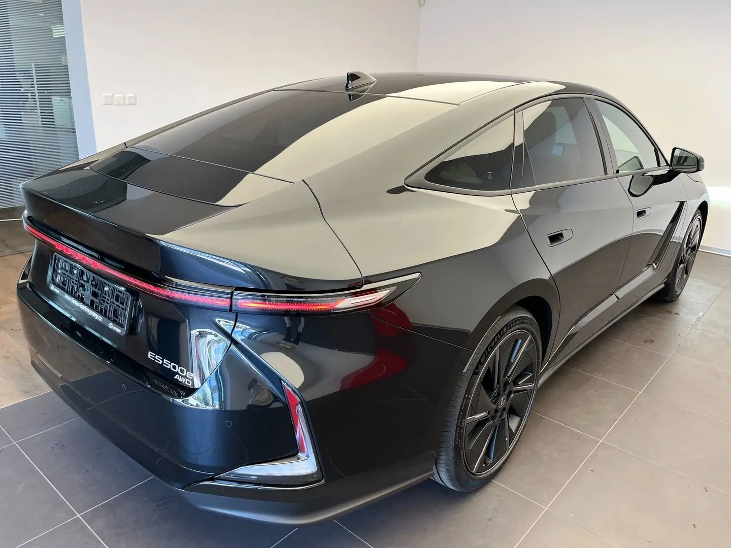 Lexus Es 500e automat, Česko — foto 5 z 31