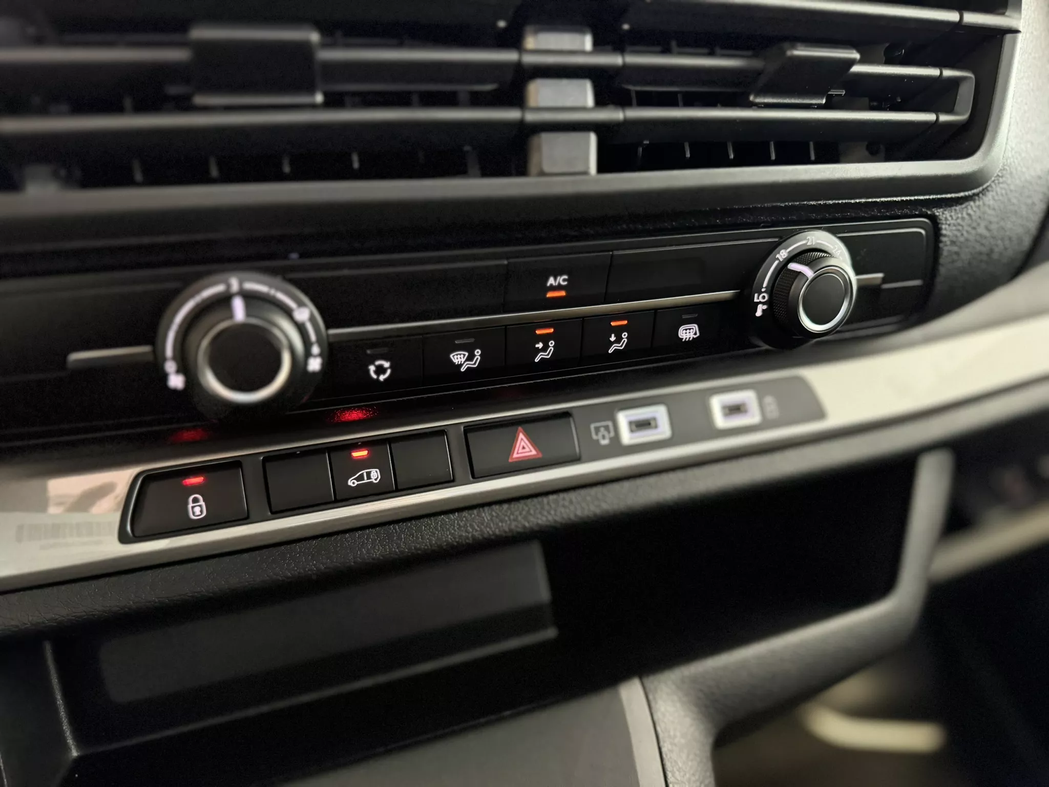 Opel Vivaro 2.2 CDTi 110kW 110 kW manuál, Česko — foto 8 z 20