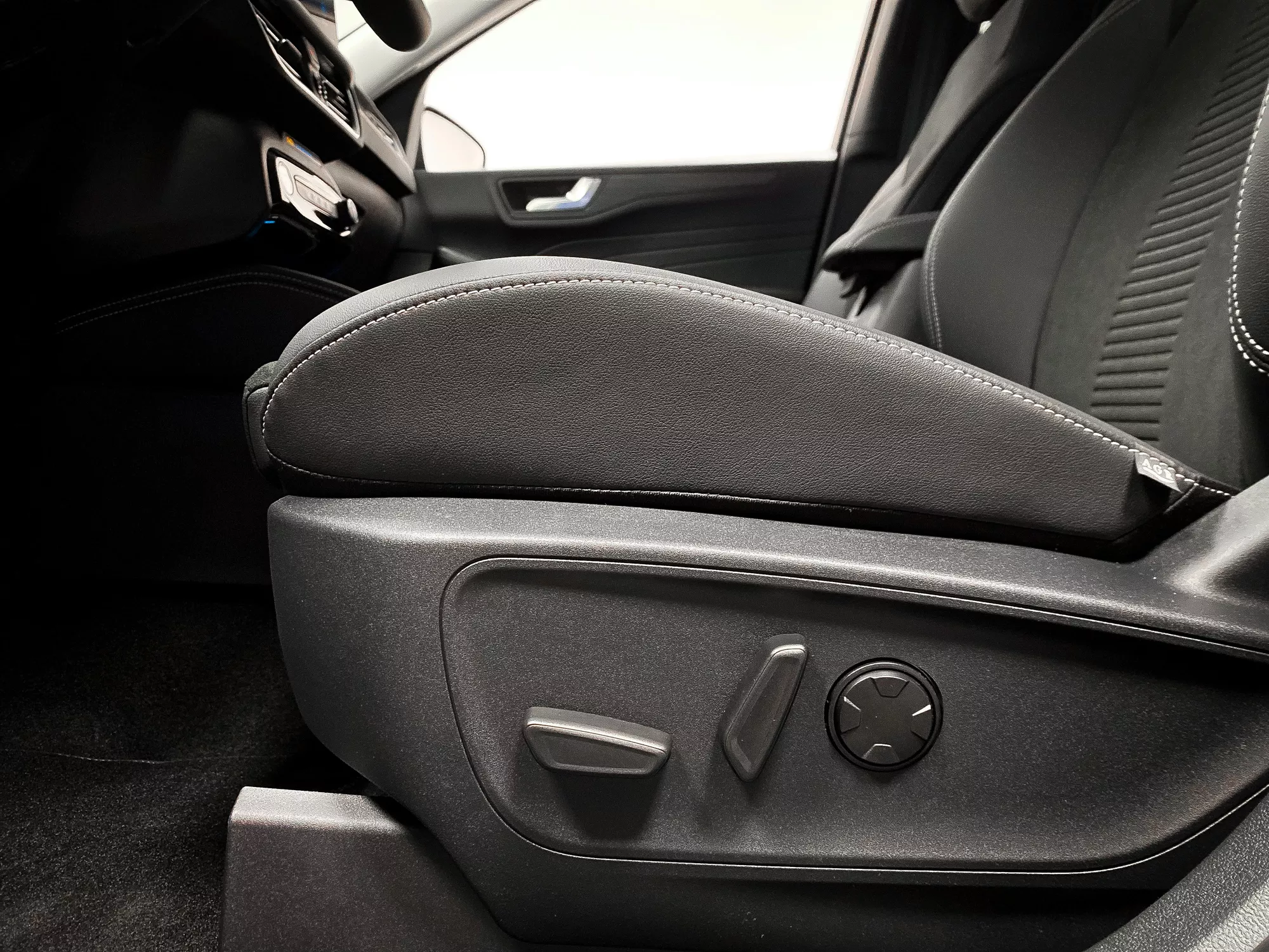 Ford Kuga Active AWD 2.5 D 134 kW 2,5 automat, Česko — foto 10 z 31
