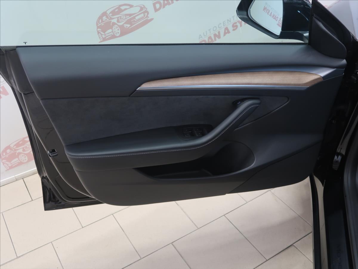 Tesla Model 3 208 kW automat, Česko — foto 11 z 34