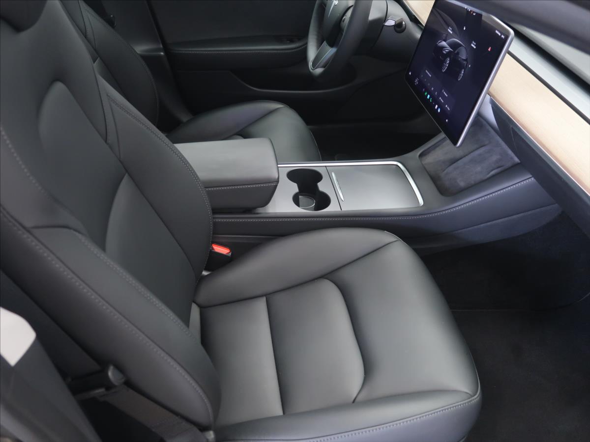 Tesla Model 3 208 kW automat, Česko — foto 14 z 34