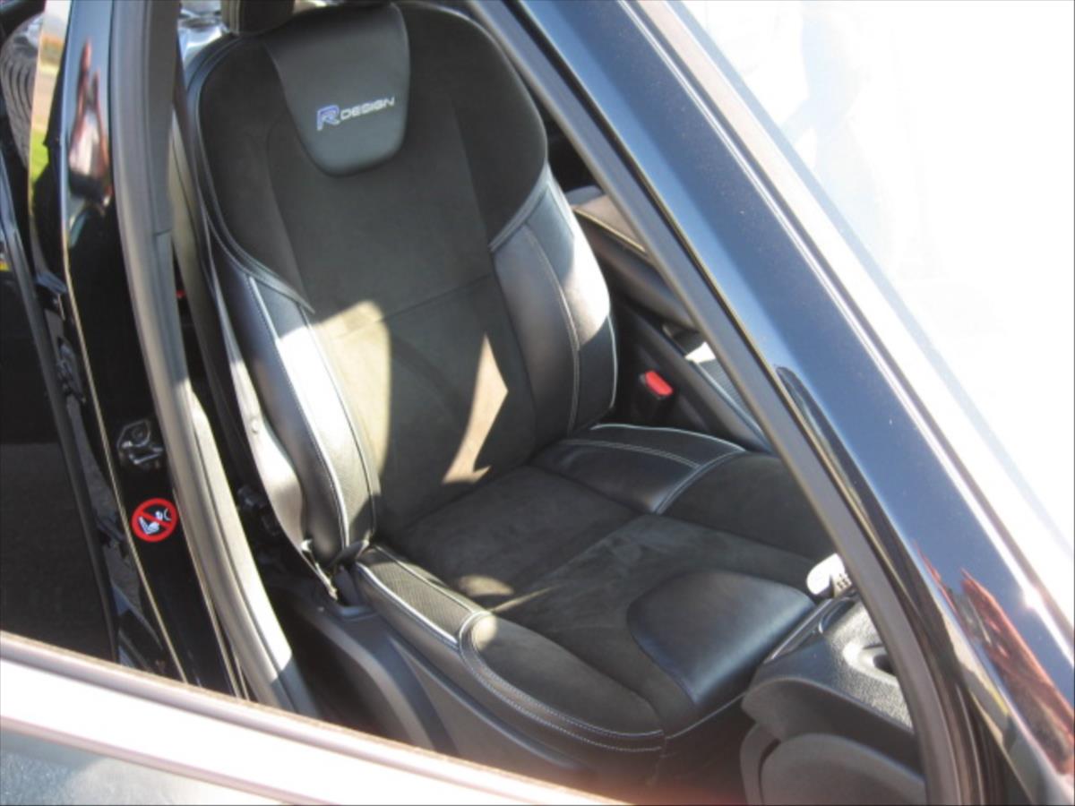 Volvo v40 manuál rok 2013, Česko — foto 12 z 15