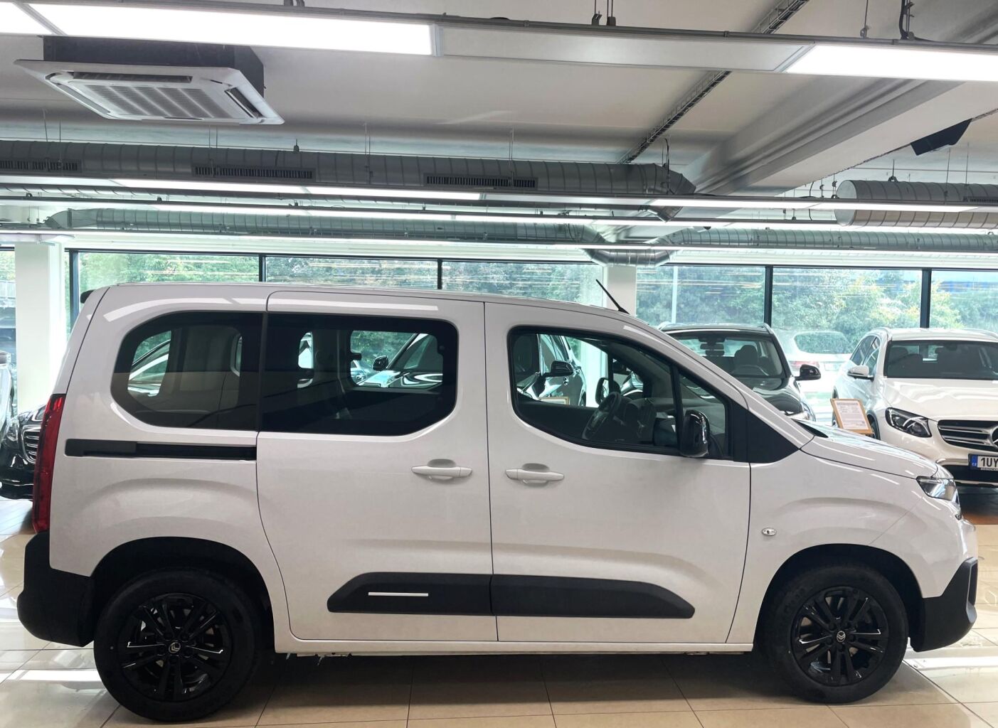 Citroen Berlingo Osobní Plus 1.5 BlueHDi 75 kW manual rok 2024, 14 200 km, Česko — foto 12 z 51