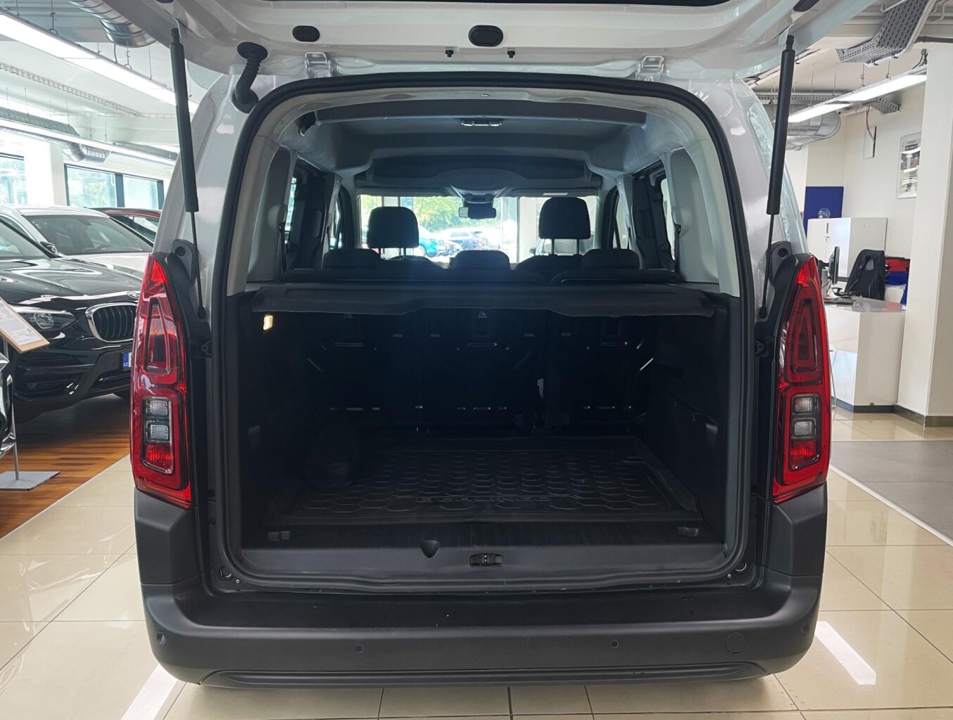 Citroen Berlingo Osobní Plus 1.5 BlueHDi 75 kW manual rok 2024, 14 200 km, Česko — foto 14 z 51
