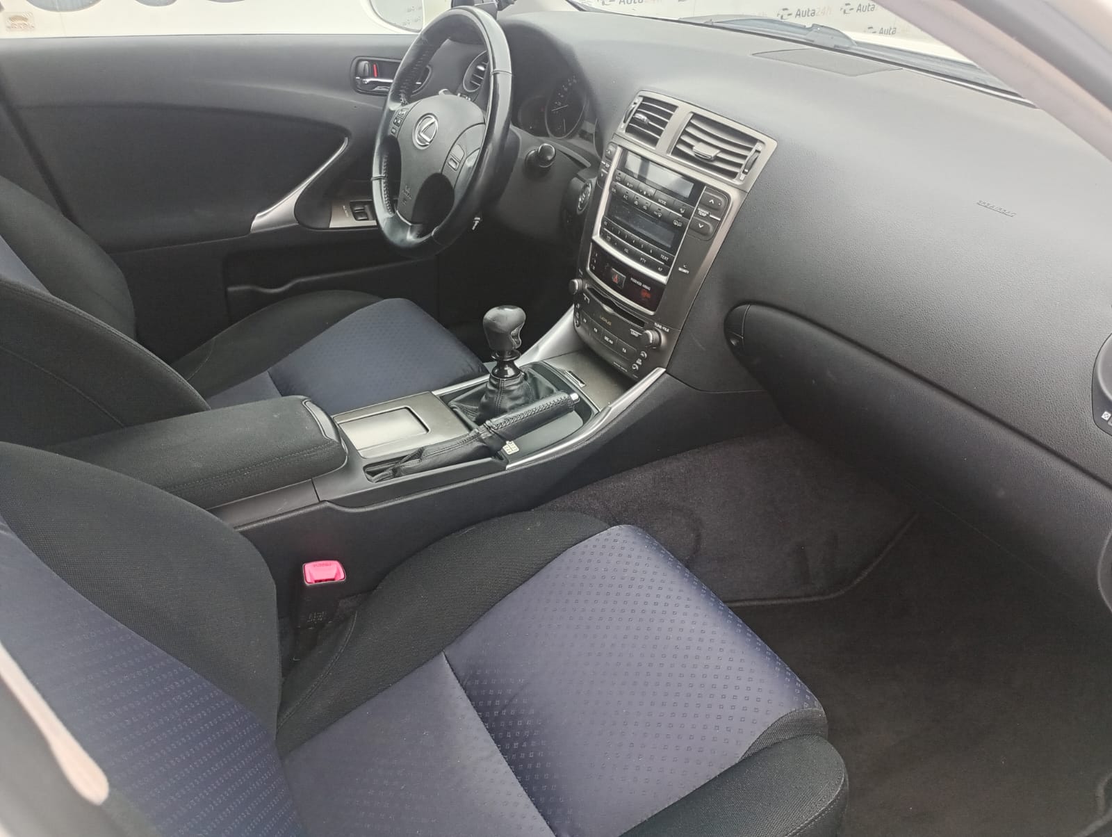 Lexus IS220d 130 kW manuál, 208 000 km, Polsko — foto 11 z 16