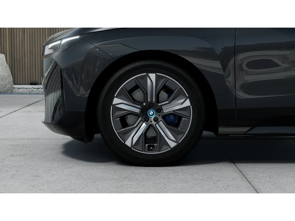 BMW Ix 40 xDrive, Česko — foto 8 z 13