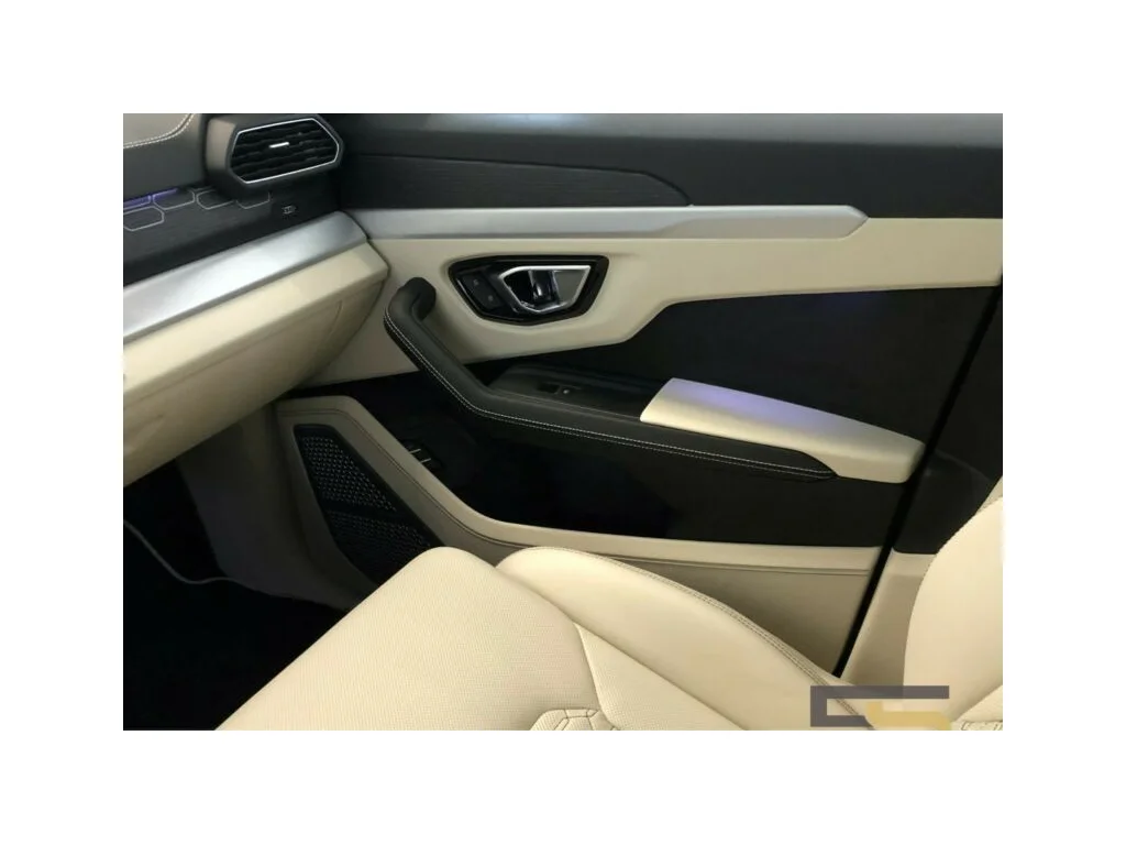 Lamborghini Urus, Česko — foto 16 z 41