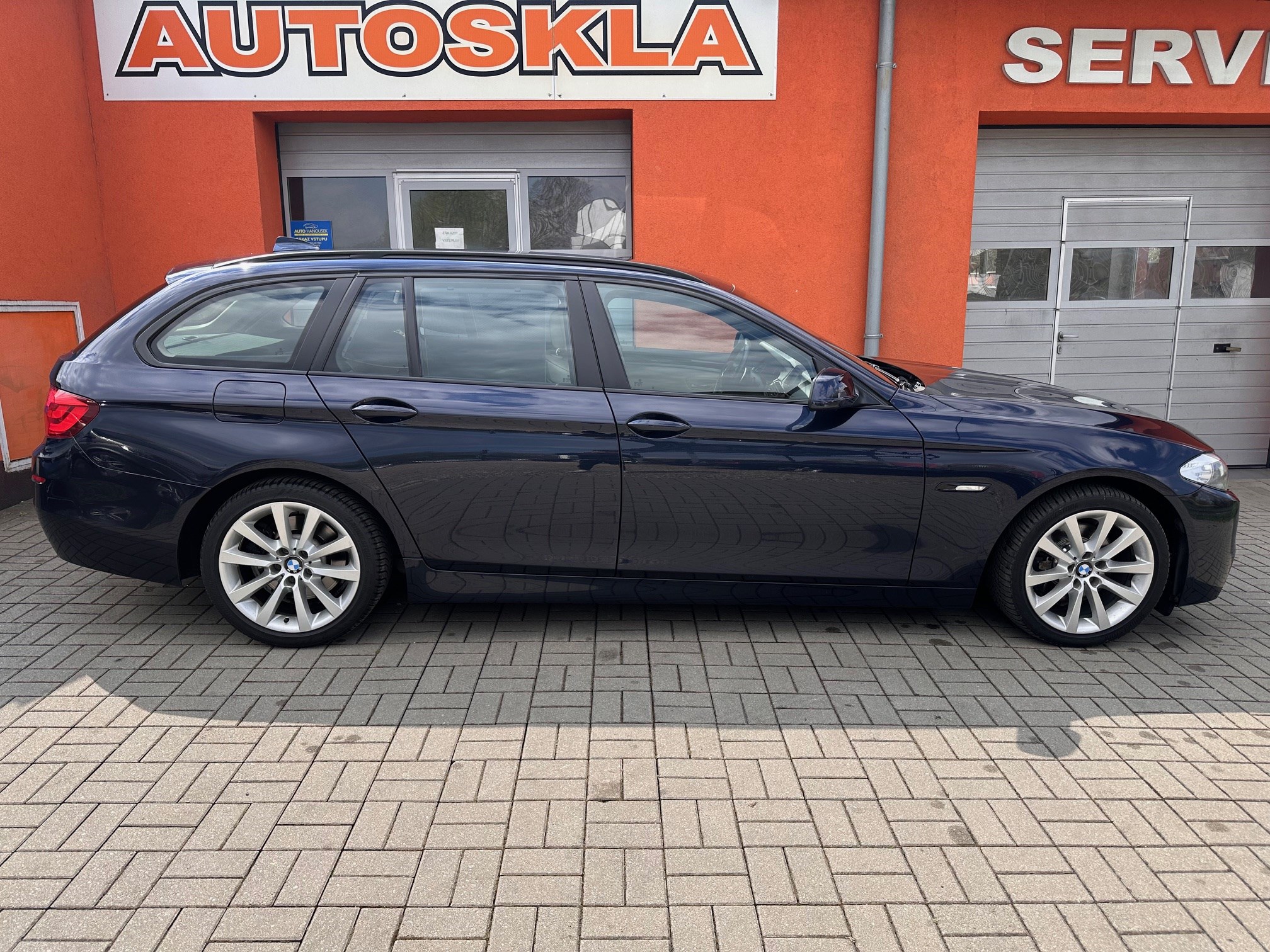 BMW 523i automatic rok 2011, Česko — foto 4 z 32