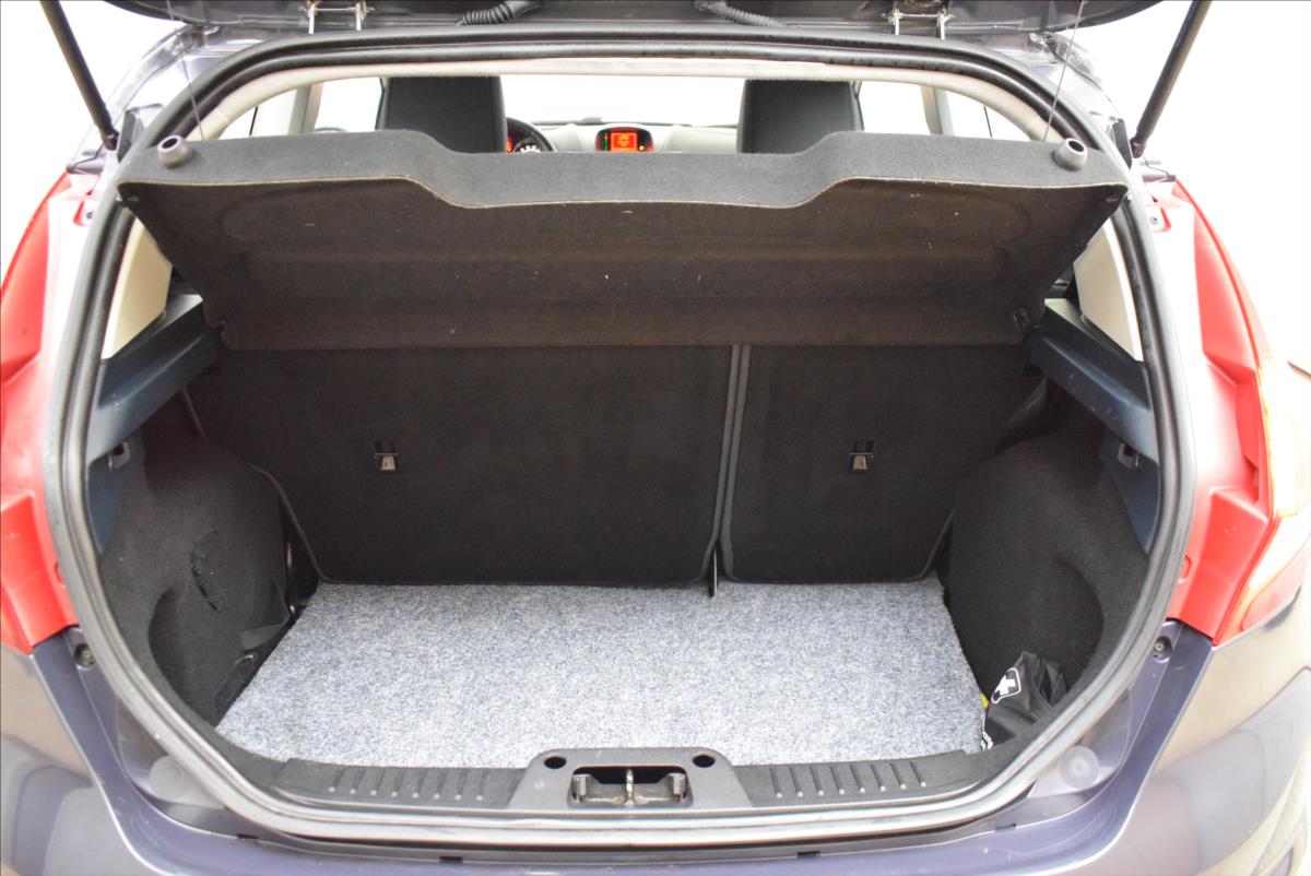 Ford Fiesta 16 1.6 TD 70 kW manuál rok 2012, 197 305 km, Česko — foto 12 z 23