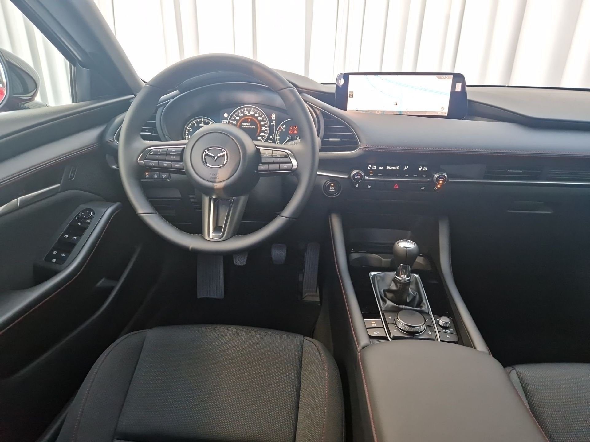 Mazda 2.5 103 kW manuál, 6 km, Rakousko — foto 14 z 27