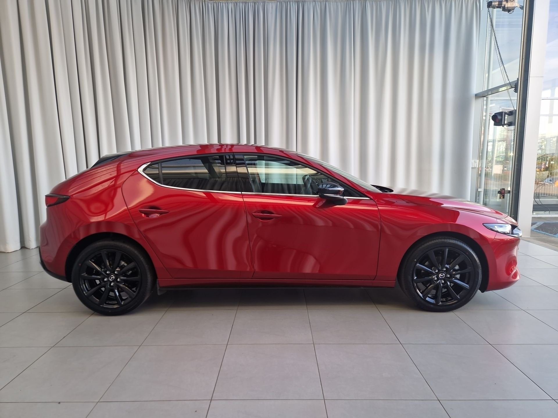 Mazda 2.5 103 kW manuál, 6 km, Rakousko — foto 3 z 27