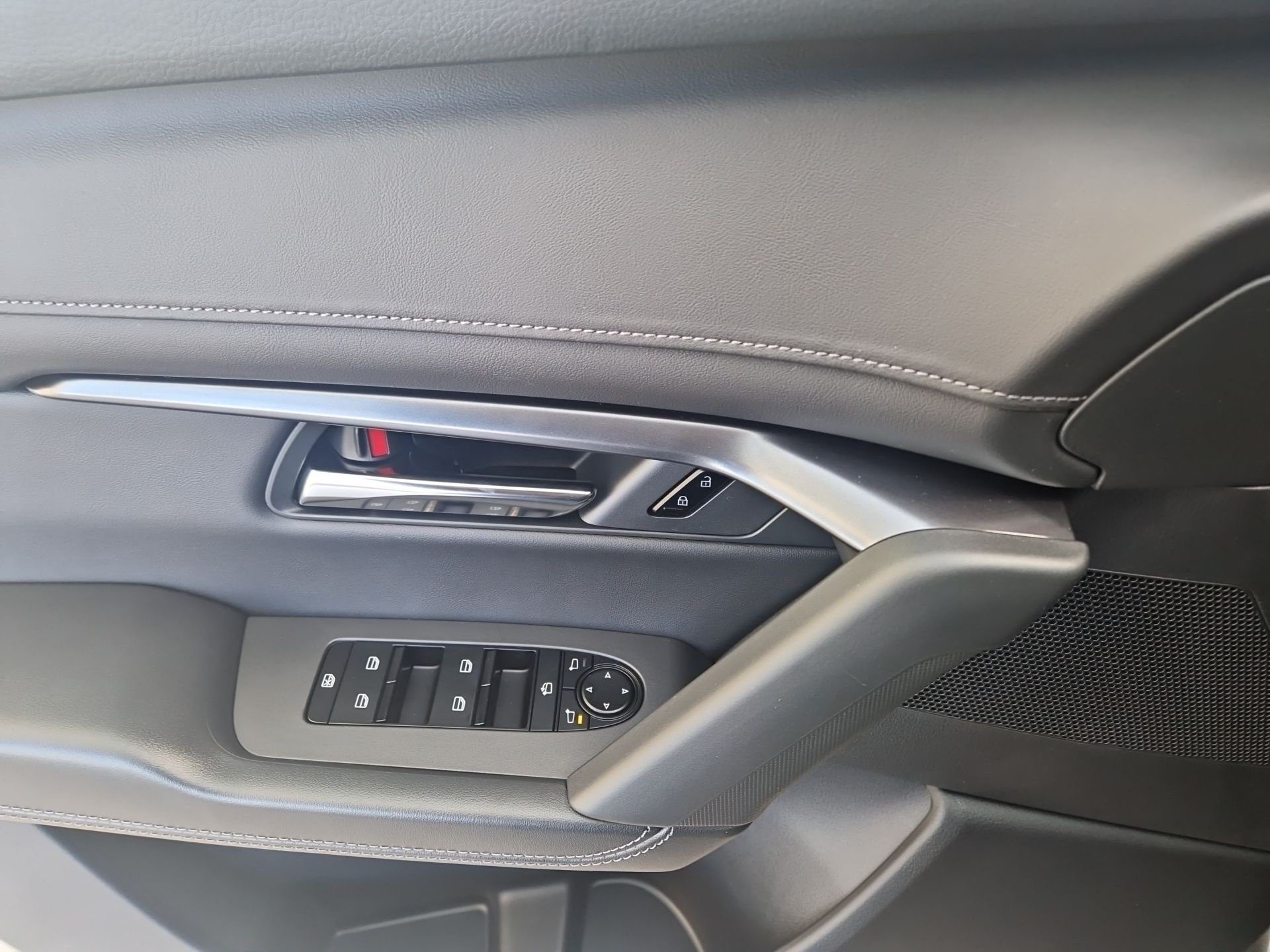 Mazda 2.5 103 kW automat, 7 km, Rakousko — foto 13 z 26