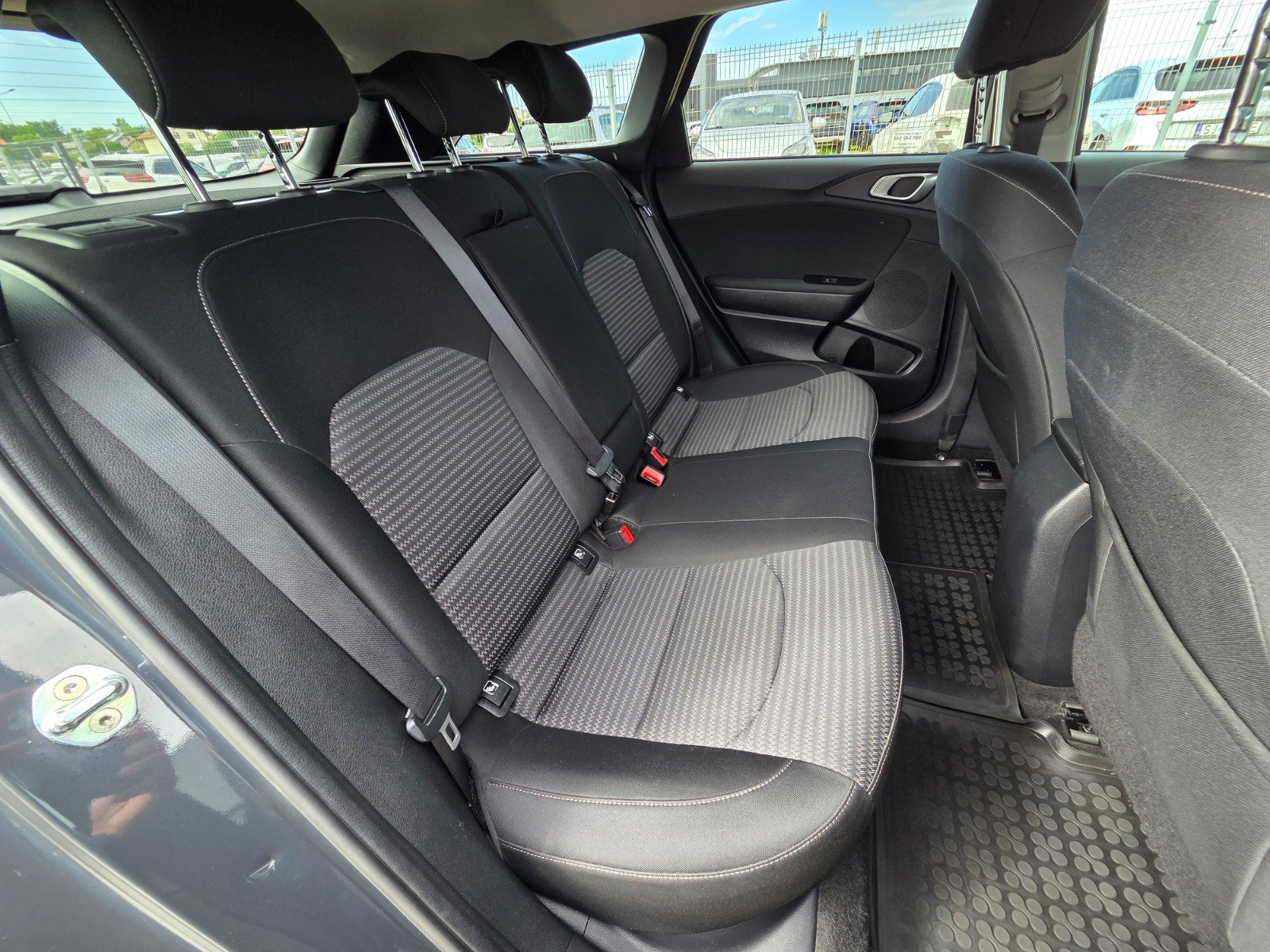 Kia Ceed L 1.5 T-GDI 118 kW manuál rok 2021, 85 900 km, Polsko — foto 7 z 12