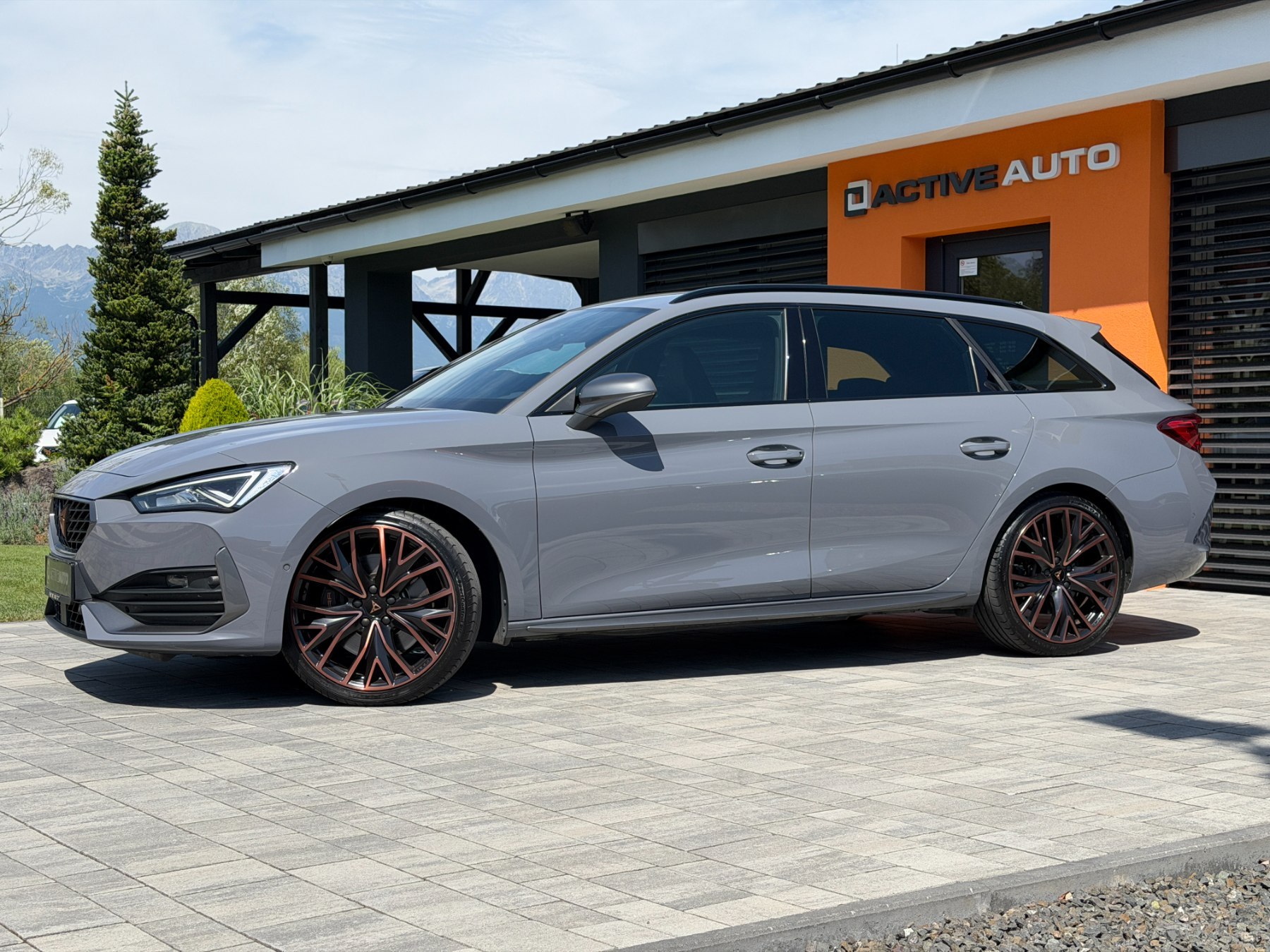 Cupra Leon St V 2.0 TSI DSG 180 kW rok 2023, 93 825 km, Slovensko — foto 3 z 55