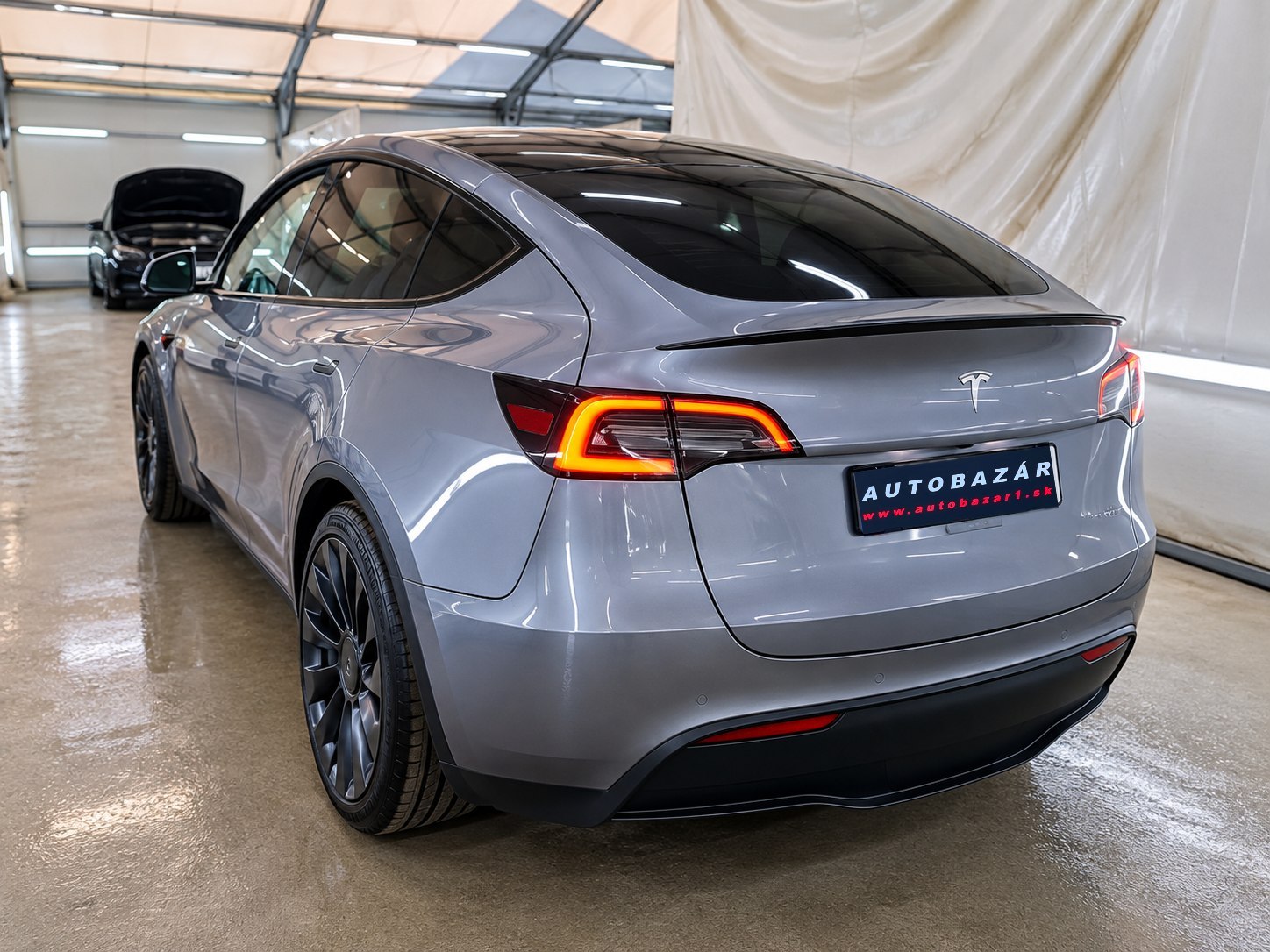 Tesla Model Y 393kw, Slovensko — foto 4 z 15