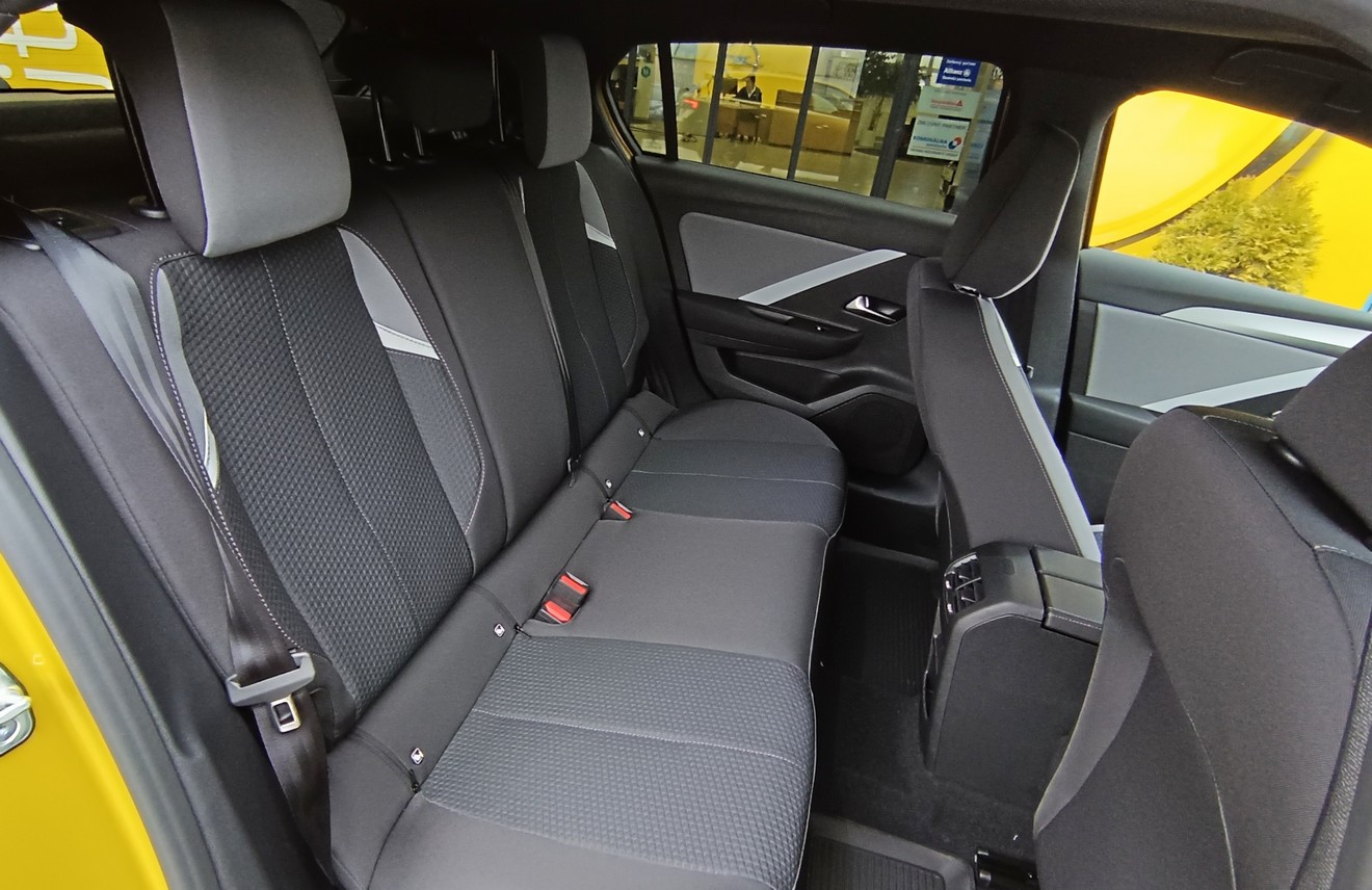 Opel Astra Edition 1.2t 1,2T manuál, Slovensko — foto 9 z 21