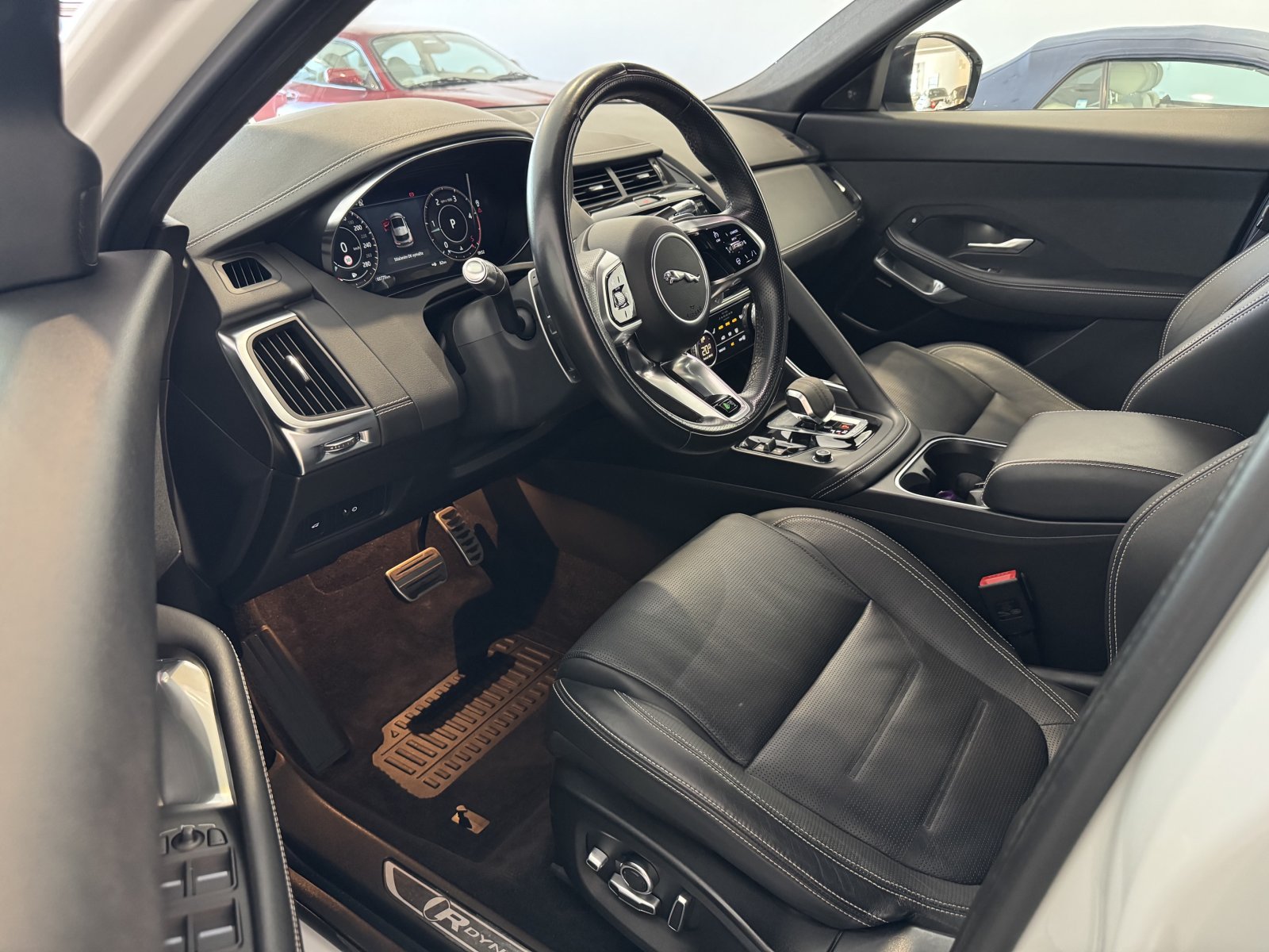 Jaguar E-pace d165 4x4 2.0d MHEV automat rok 2022, 61 000 km, Slovensko — foto 16 z 48