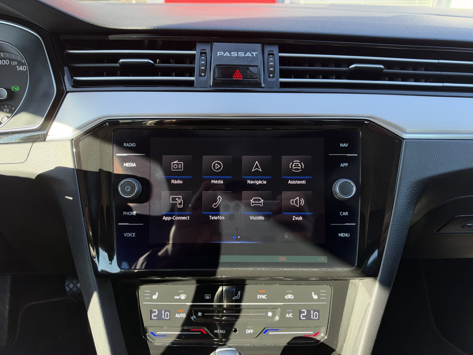 Volkswagen Passat 2.0 TDI DSG, Slovensko — foto 16 z 33