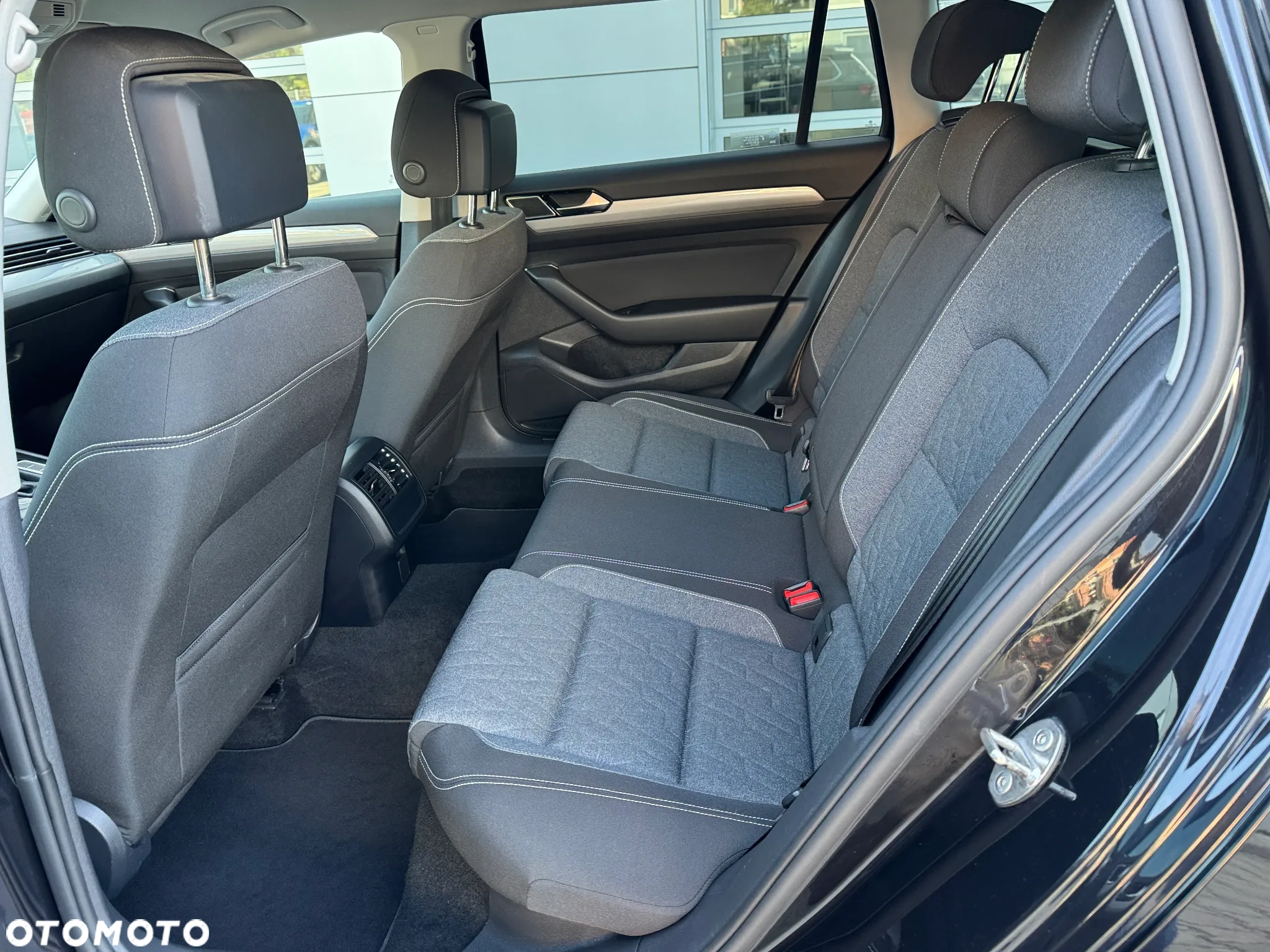 Volkswagen Passat 2.0 TSI rok 2022, 244 093 km, Polsko — foto 10 z 48